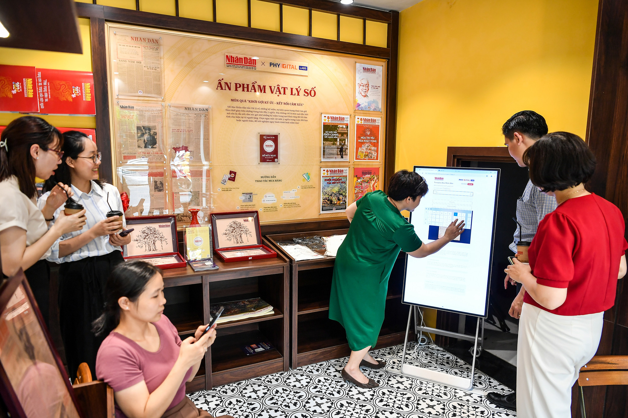 Người dân Thủ đô thích thú trải nghiệm không gian trưng bày Báo Nhân Dân.