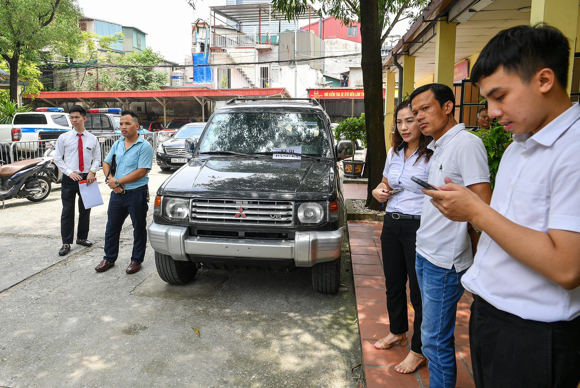 Một số trường hợp vì mua bán xe đã lâu nên không tìm được chủ cũ để sang tên đổi chủ trước khi làm định danh biển số, cán bộ Cảnh sát giao thông đã hướng dẫn người dân làm thủ tục phù hợp.