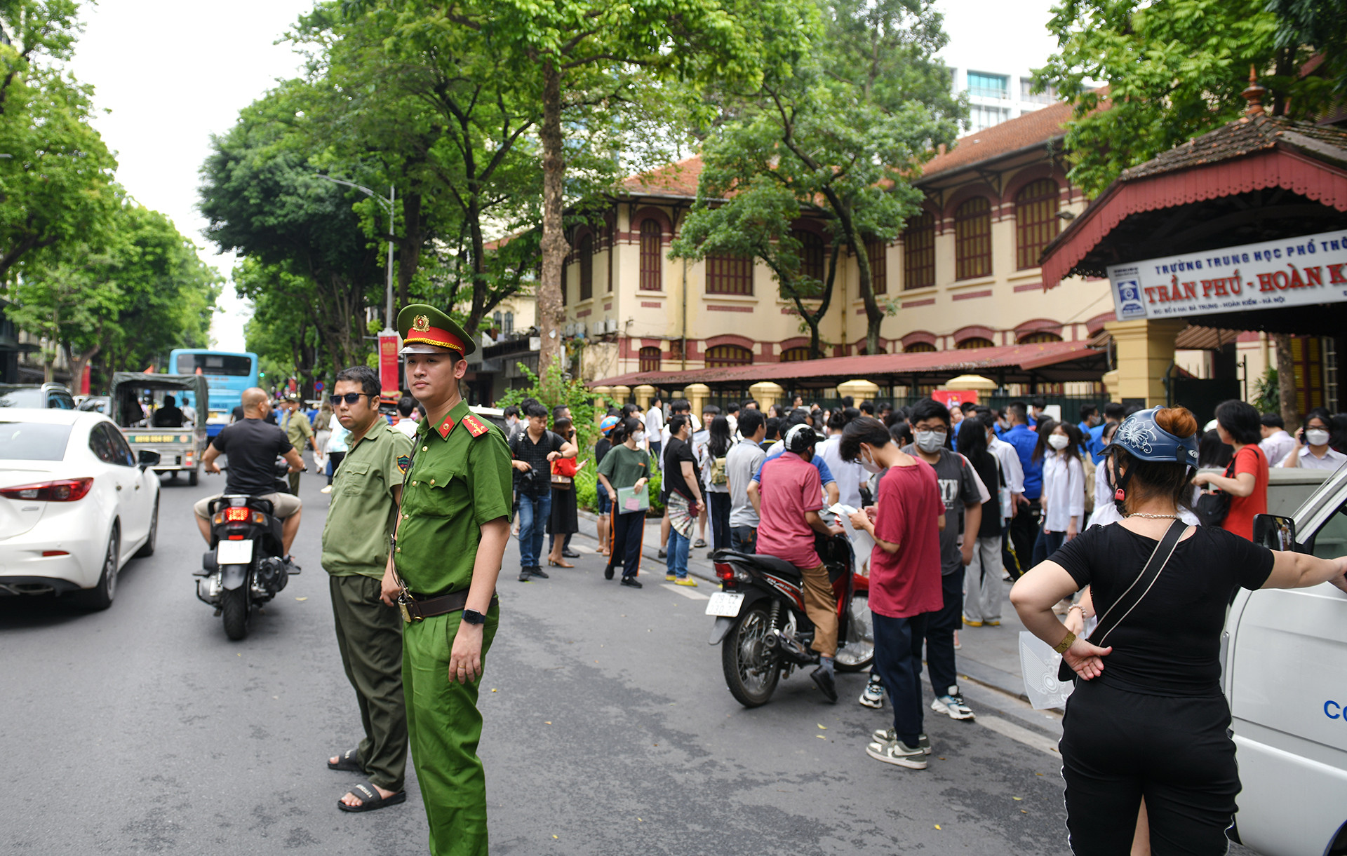 [Ảnh] Học sinh Hà Nội làm thủ tục dự thi tuyển sinh vào lớp 10 ảnh 12