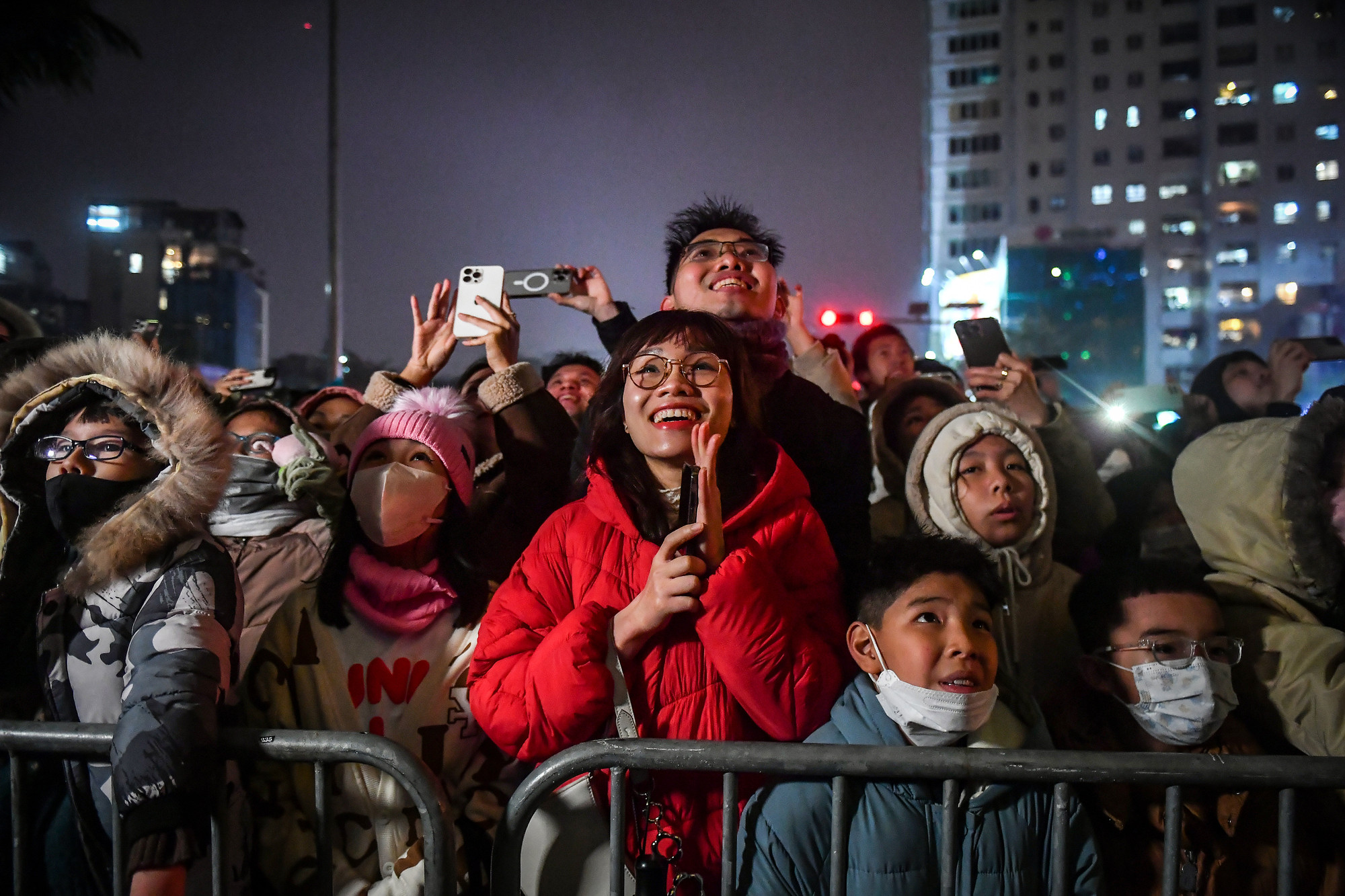 [Ảnh] Người dân Thủ đô choáng ngợp trước màn trình diễn ánh sáng nghệ thuật với 2.024 drones light ảnh 9