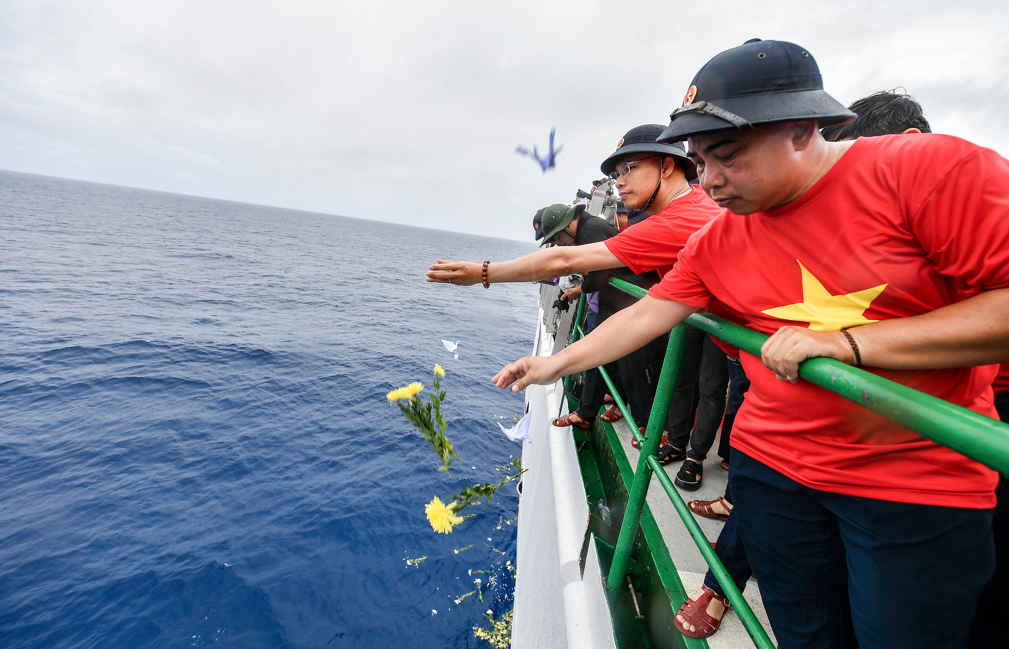 Nhà báo Phạm Hữu Quang - Phó Tổng Biên tập Tạp chí Ngày Nay không ngăn được những giọt nước mắt xúc động khi thả hoa và hạc giấy tưởng niệm những anh hùng, liệt sĩ đã hy sinh trên vùng biển Gạc Ma thiêng liêng của Tổ quốc.