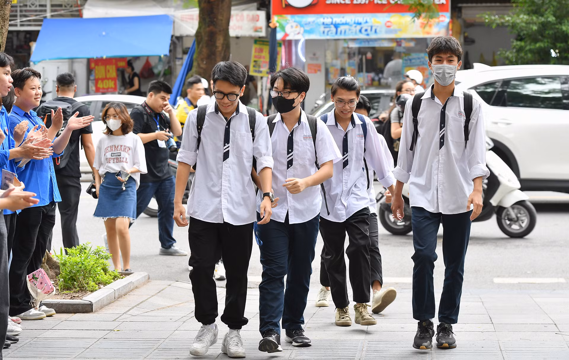 [Ảnh] Hơn 100 nghìn thí sinh Hà Nội làm thủ tục thi tốt nghiệp THPT ảnh 2