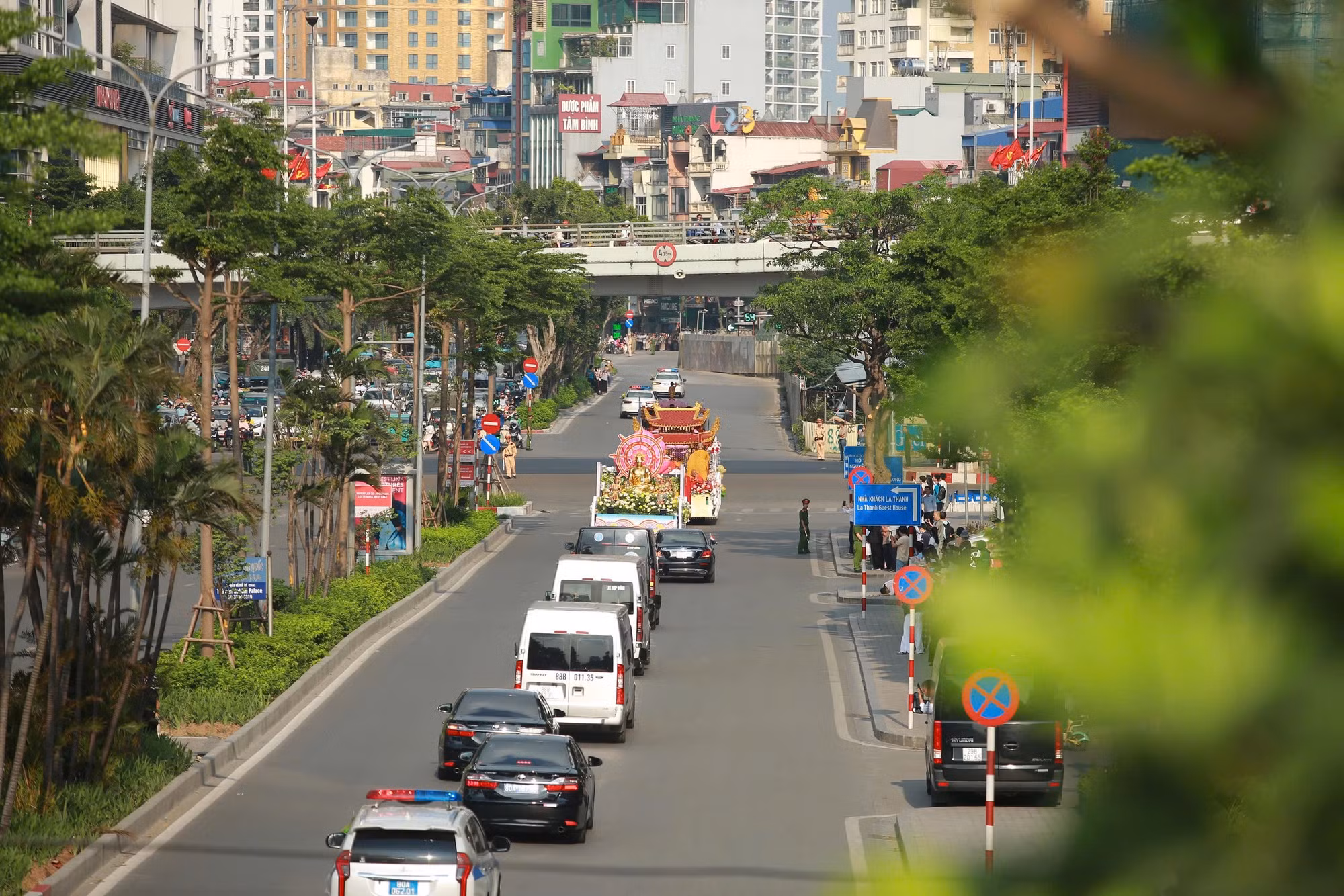 Đoàn cung rước xá lợi Phật đi qua các tuyến phố trung tâm Thủ đô Hà Nội.