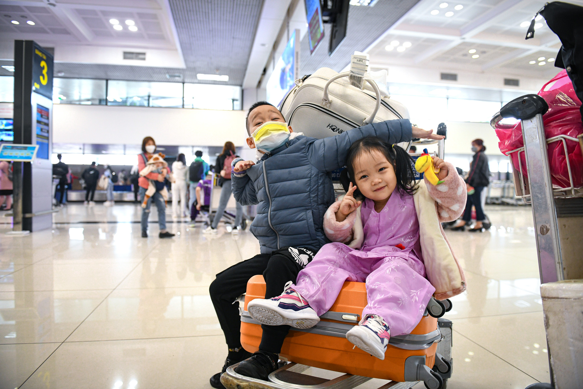 Niềm vui của các em nhỏ khi sắp được trở về nhà ăn Tết cùng gia đình, người thân.