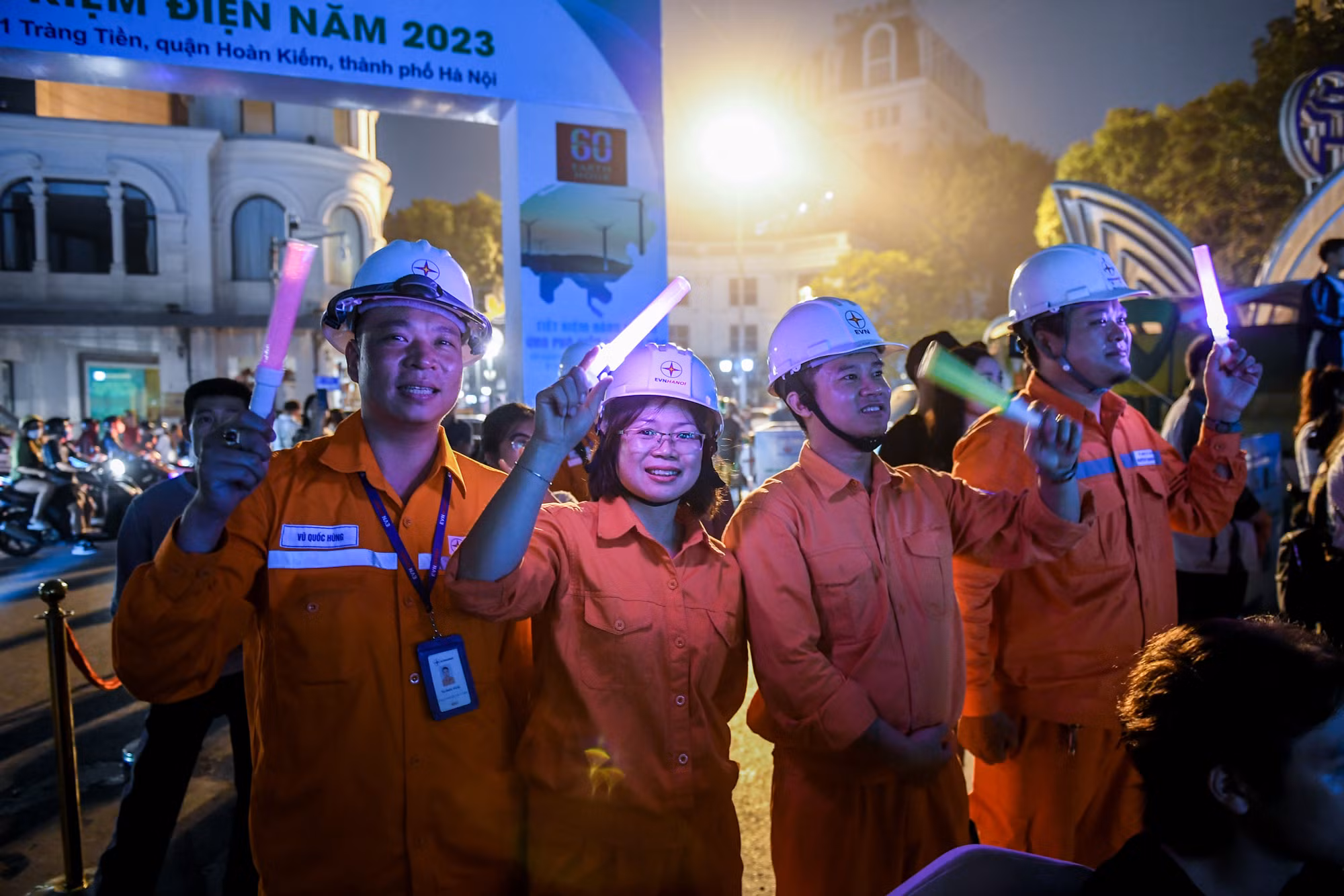 [Ảnh] Người dân Hà Nội tắt đèn, bật tương lai "xanh" cho Trái đất ảnh 9