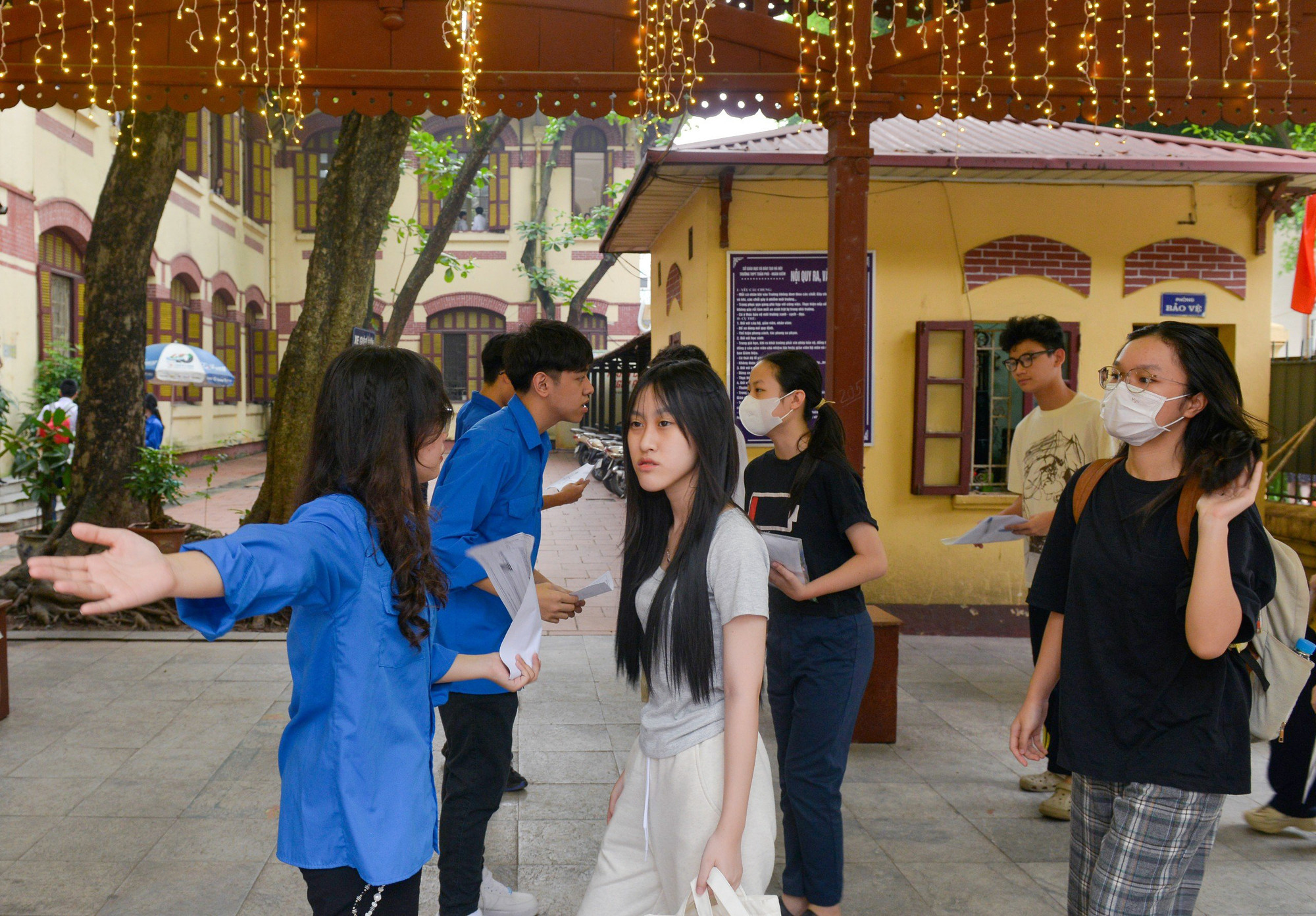 [Ảnh] Các sĩ tử Thủ đô trong ngày làm thủ tục tuyển sinh vào lớp 10 ảnh 7