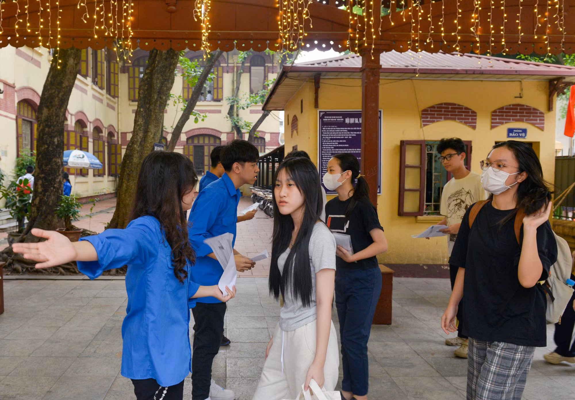 [Ảnh] Các sĩ tử Thủ đô trong ngày làm thủ tục tuyển sinh vào lớp 10 ảnh 7