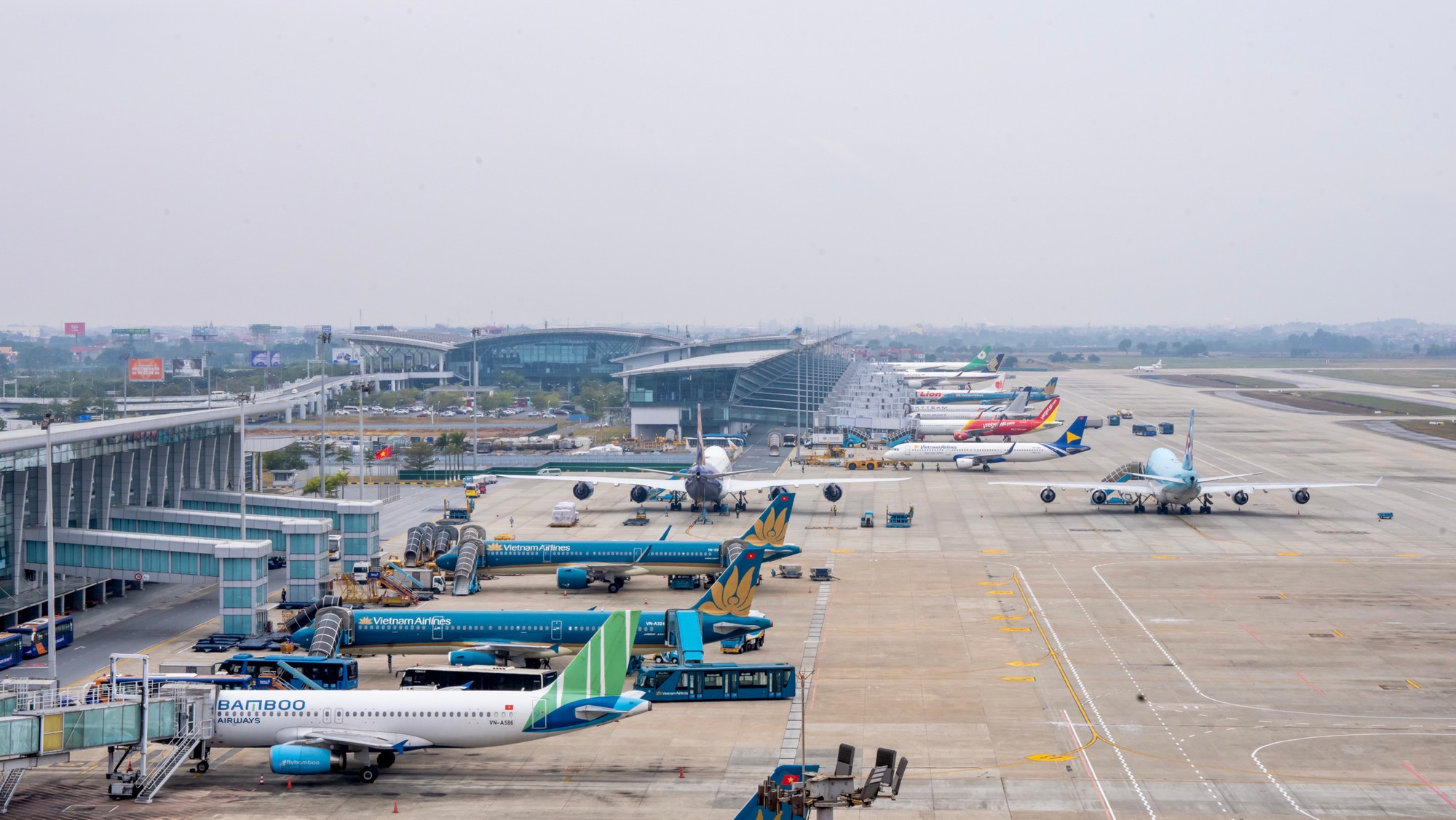 Các hãng hàng không ra vào nhộn nhịp tại sân bay Nội Bài phục vụ nhu cầu đi lại của khách nội địa và quốc tế dịp Tết Quý Mão 2023.