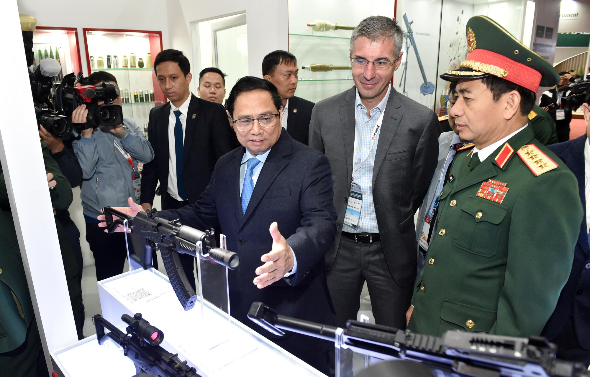 Thủ tướng Chính phủ Phạm Minh Chính và Đại tướng Phan Văn Giang cùng các đại biểu tham quan các gian hàng tại triển lãm.