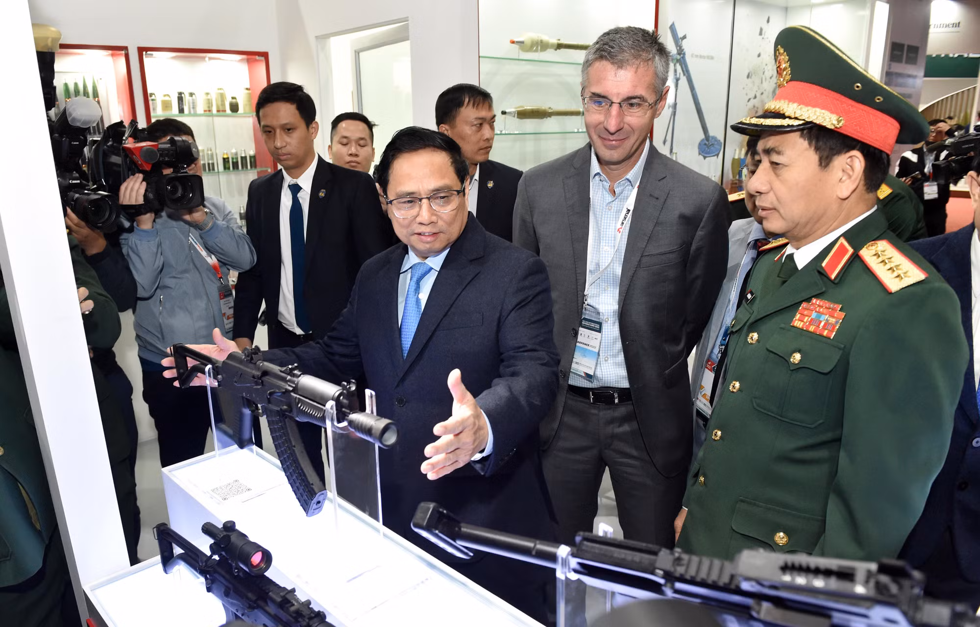 Thủ tướng Chính phủ Phạm Minh Chính và Đại tướng Phan Văn Giang cùng các đại biểu tham quan các gian hàng tại triển lãm.