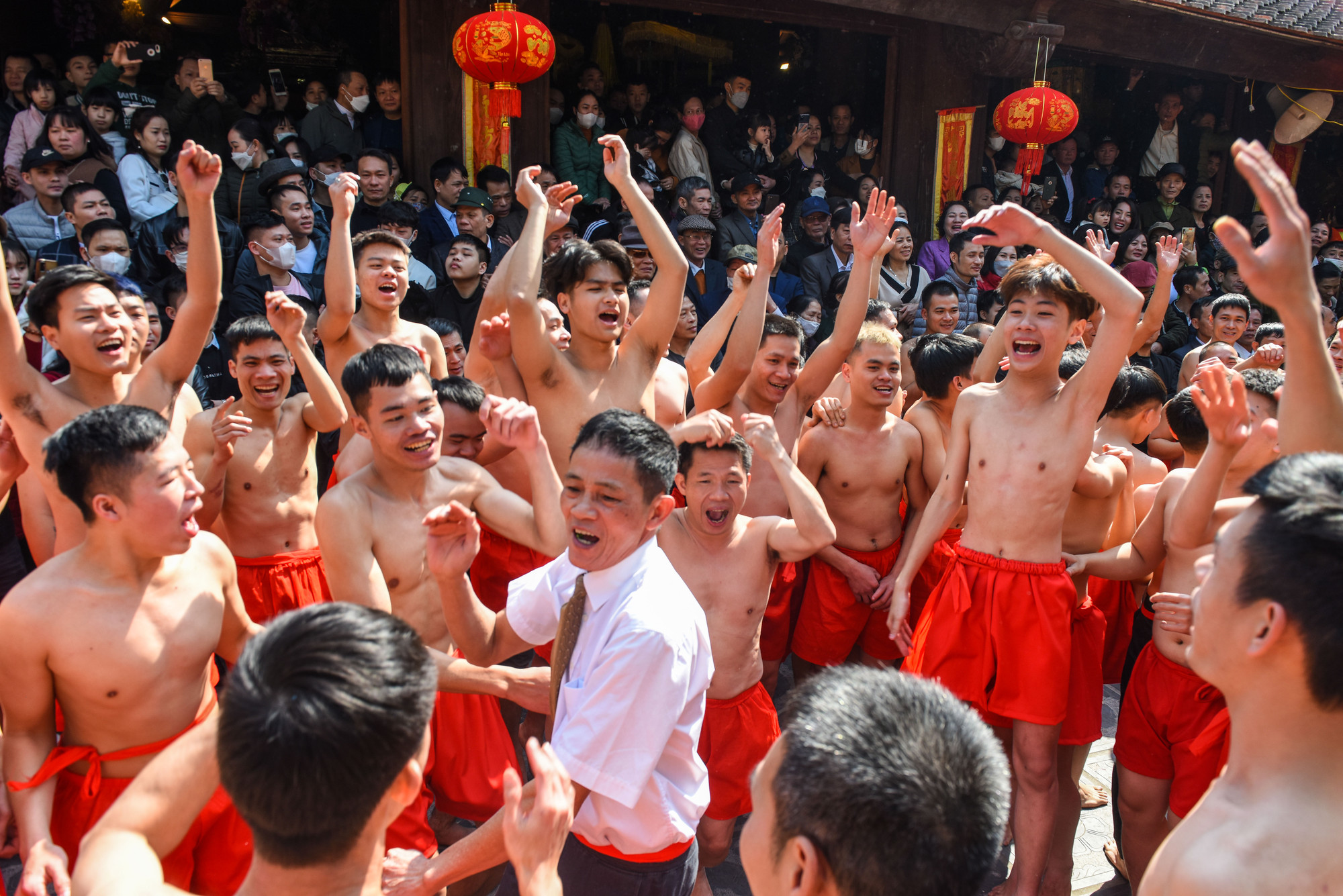 Trên đường rước pháo, trai tráng dẫn đoàn rước pháo thỉnh thoảng cùng nhau tụ lại, đồng thanh vỗ tay và hô to như một cách thay cho tiếng pháo, mang đến không khí sôi động cho người dân tham dự lễ hội.