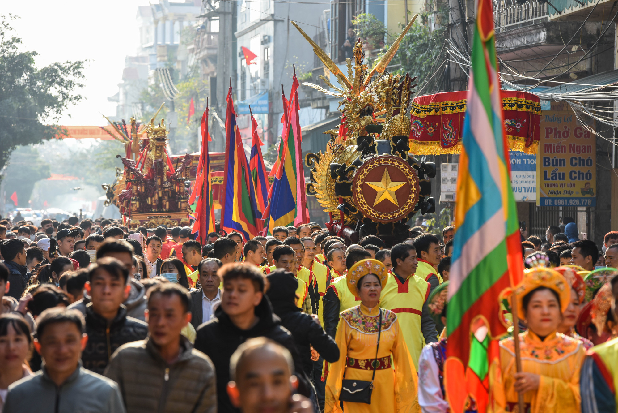 Mỗi quả pháo được 30 thanh niên trong làng thay nhau khiêng, rước dọc đường làng từ nhà truyền thống đến sân đình để làm lễ.