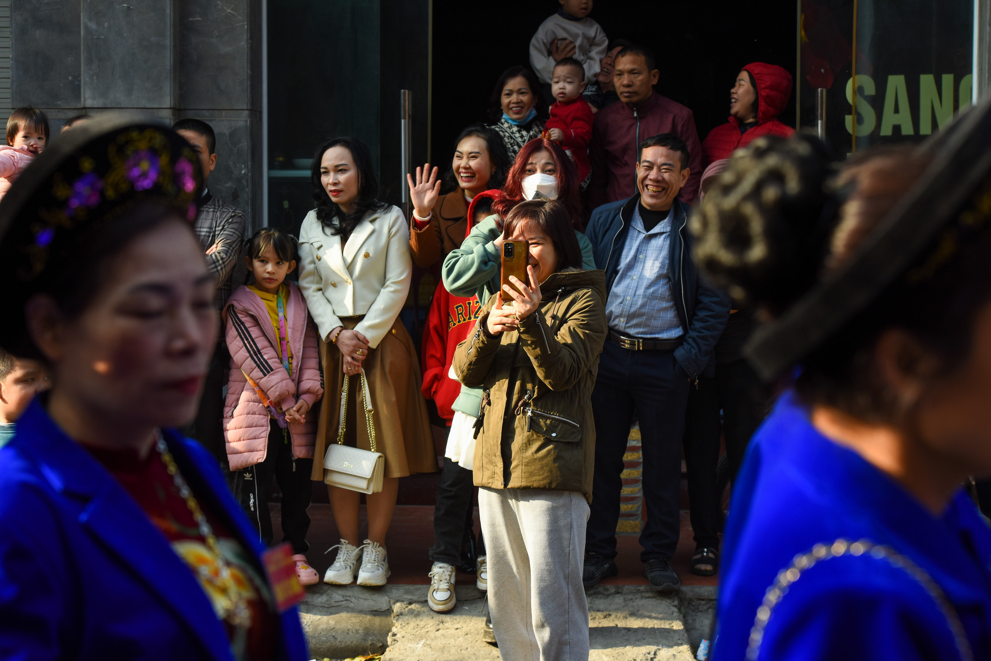 Dọc 2 bên đường từ nhà truyền thống tới đình làng trung rất đông người dân Đồng Kỵ, khu vực lân cận và du khách thập phương tới tham dự, chiêm ngưỡng lễ hội sắc màu bậc nhất các tỉnh phía bắc.