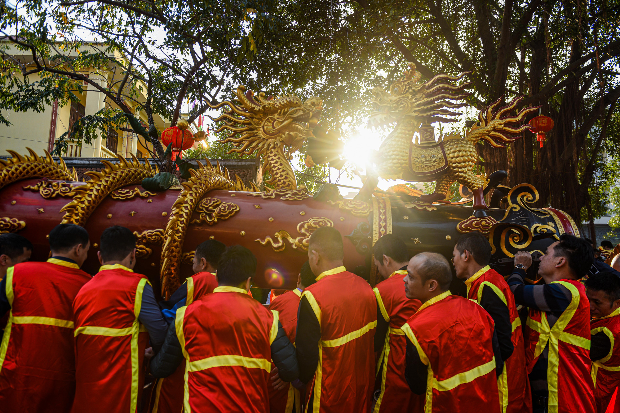 Mỗi quả pháo được trang trí với một đầu hình ngôi sao và một đầu hình trống đồng, nặng gần 1 tấn. Thân pháo được chạm khắc hình Long - Lân - Quy - Phụng.