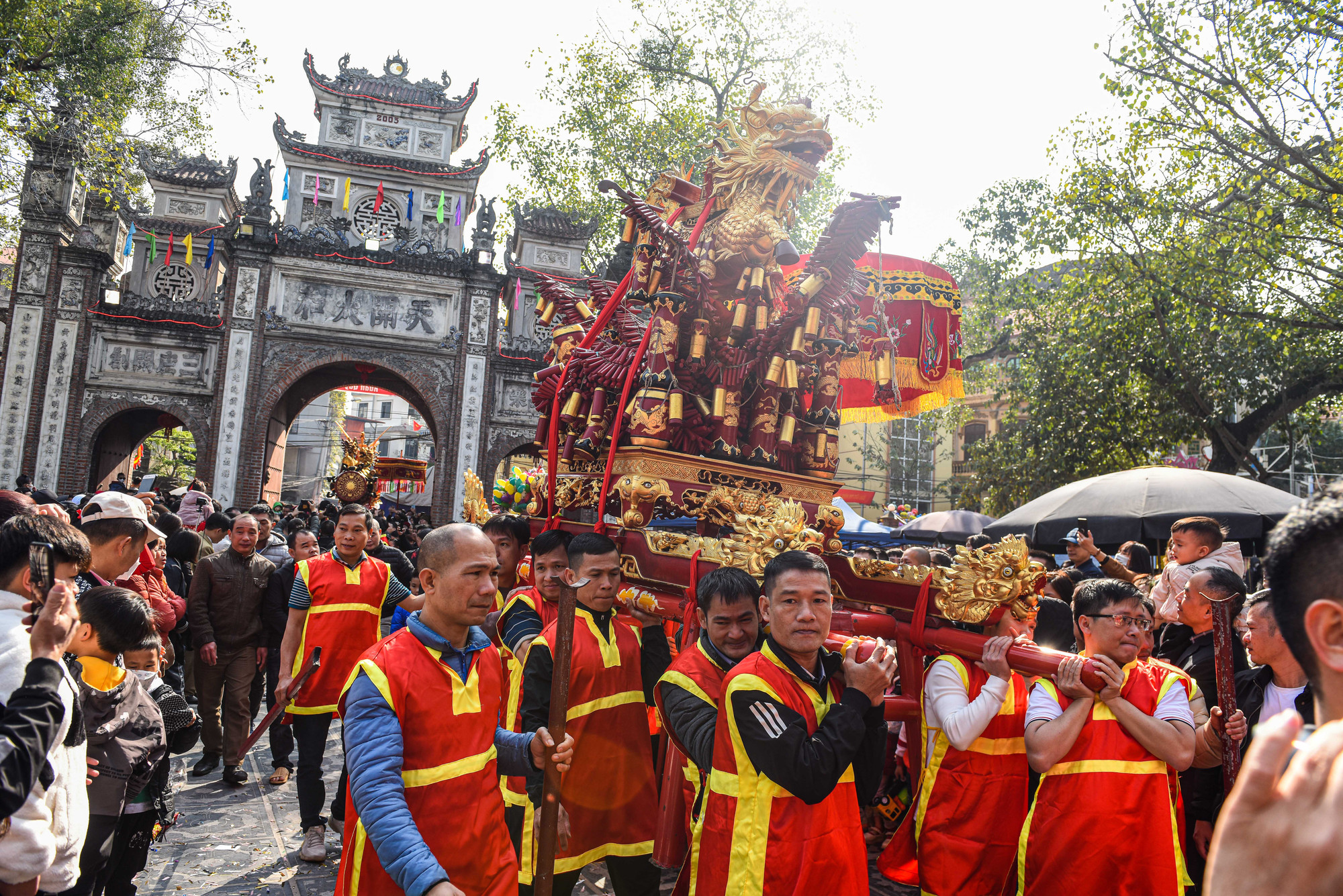 Những người rước pháo phải từ 35 tuổi trở lên. Theo dân gian truyền lại, thời vua Hùng có ông Cương Công, con trai ông Kinh Bắc quận vương, có công dẹp giặc Xích Quỷ, được vua phong là Thiên Cương. Trên đường dẹp giặc, Thiên Cương đã về Đồng Kỵ tuyển quân chọn tướng. Vào ngày mùng 4 tháng Giêng, ông ra lệnh xuất quân đánh giặc.