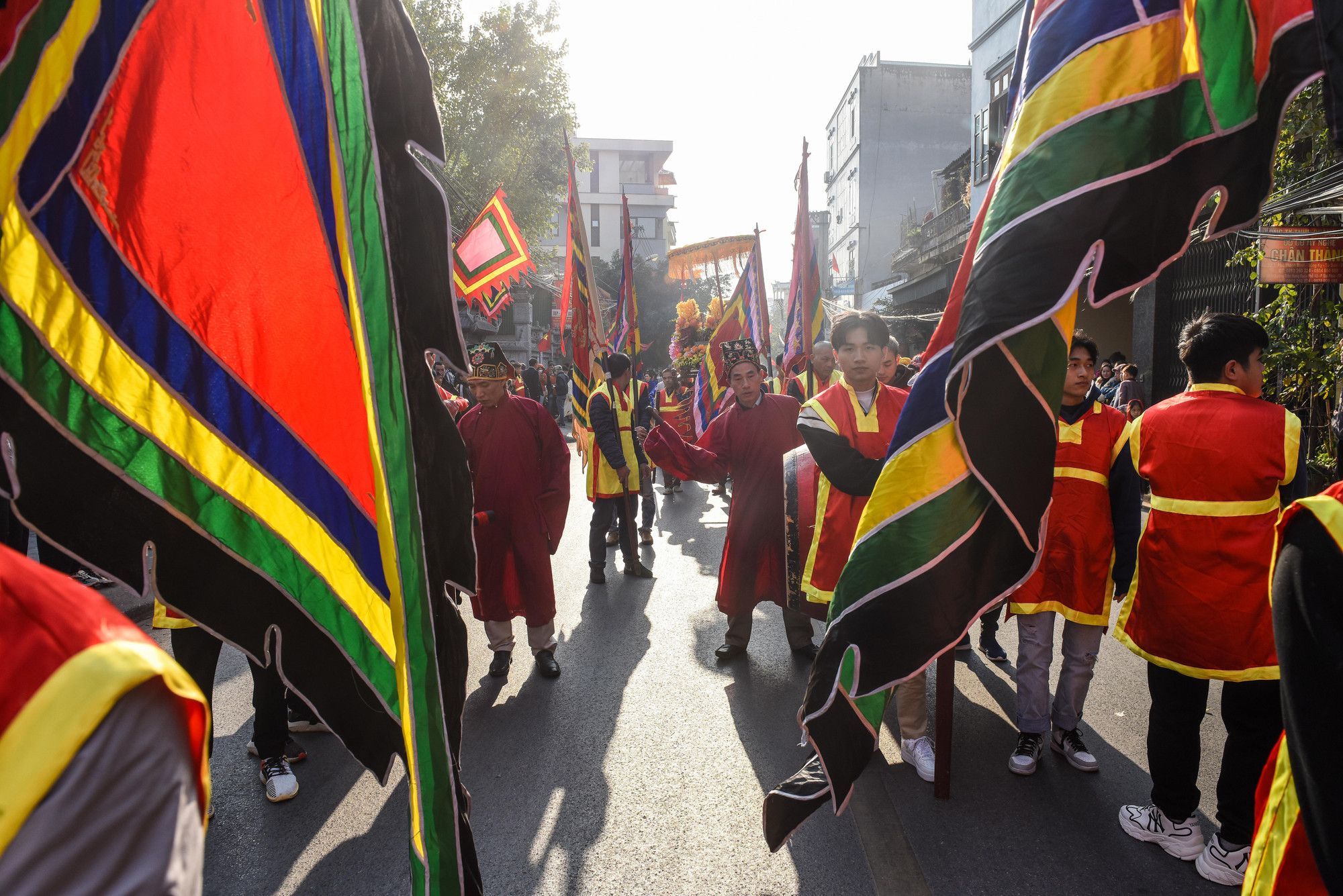 Hằng năm, làng Đồng Kỵ sẽ chọn 4 người bước sang tuổi 50 ở mỗi giáp, làm 4 vị tướng xuất quân đánh giặc (gọi là Quan Đám). Mỗi vị tướng có trách nhiệm tổ chức quân cũng như làm ra những quả pháo từ nhỏ đến to, quả nhỏ (pháo tư) dài khoảng 5m, quả lớn nhất (pháo nhất) có thể dài đến 15m, hình quả pháo là hình trụ tròn, đường kính có thể lên tới hơn 1m.