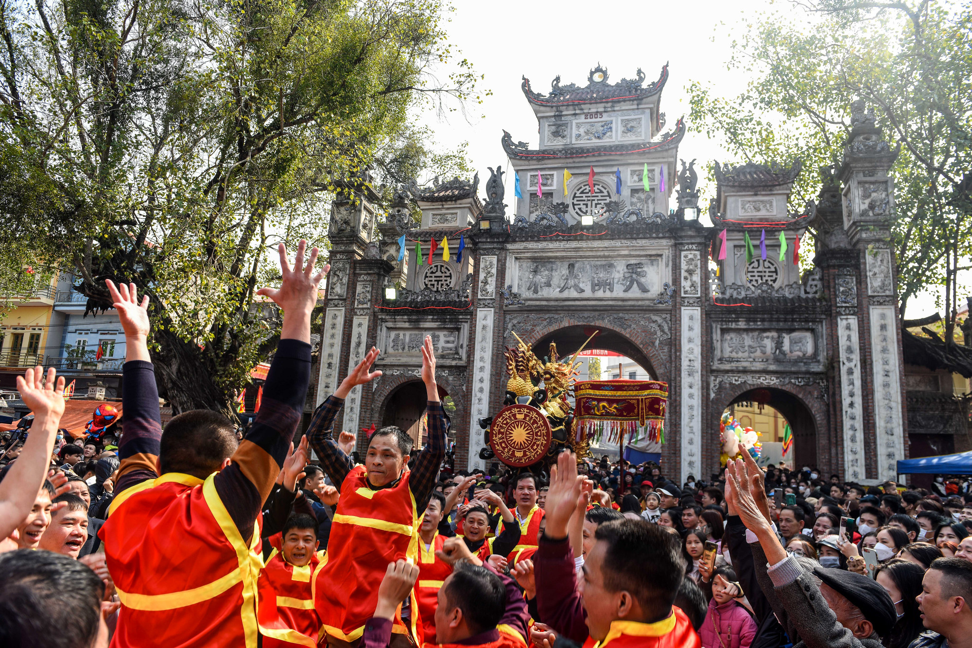 Khoảng 11 giờ, hai quả pháo được rước vào đình làng trong sự hò reo của nhiều người. Mỗi quả pháo được đàn ông trong làng thay nhau khiêng từ Nhà văn hóa truyền thống đến sân đình của làng để làm lễ. Sau mỗi hồi trống, các thanh niên reo hò vang dội “mừng pháo Nhất", "mừng pháo Nhì” tượng trưng cho tiếng pháo.