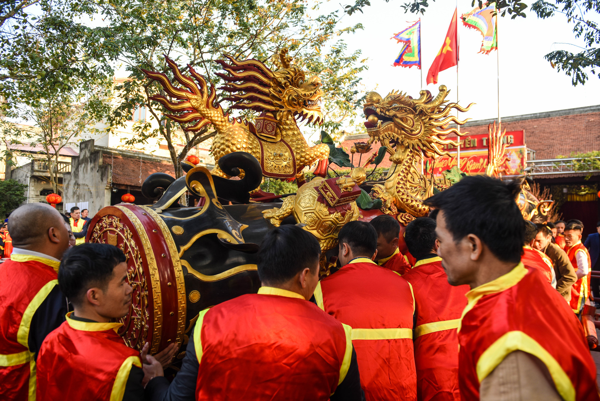 7 giờ sáng, người dân Đồng Kỵ đã tập trung tại khu vực nhà truyền thống, chuẩn bị các công đoạn cho lễ rước pháo ra đình làng.