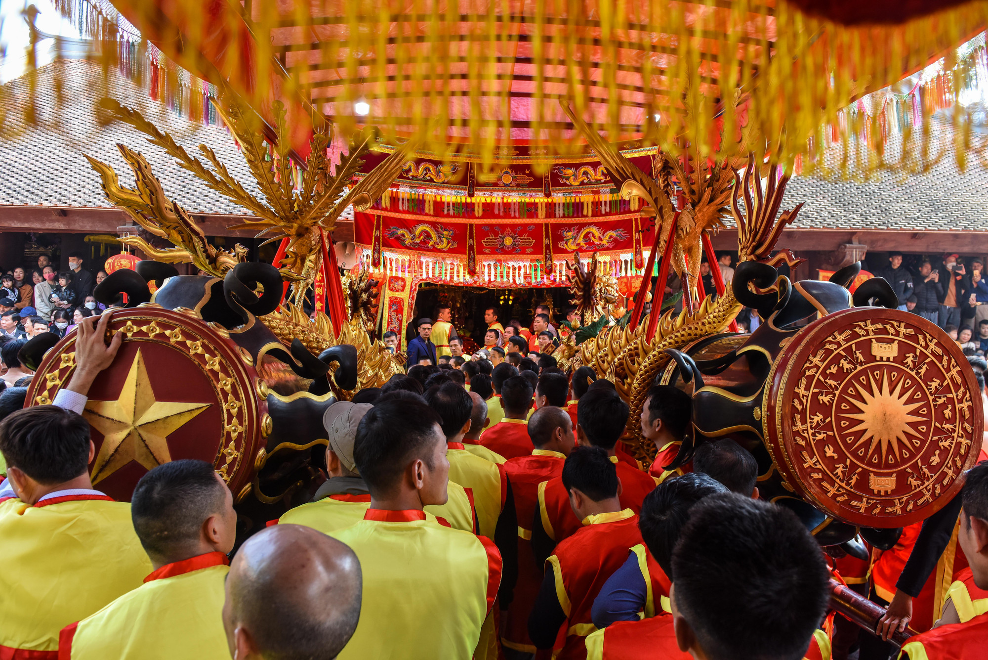 Thiên Cương chia quân làm 4 tốp và giao cho 4 tướng chỉ huy. Trong buổi xuất quân, mọi người tổ chức đốt pháo hò reo, tạo không khí náo nhiệt, hào hùng để động viên quân sĩ. Khi dẹp giặc xong, Thiên Cương trở về Đồng Kỵ mở hội ăn mừng. Để nhớ ơn, làng Đồng Kỵ đã thờ đức Thiên Cương làm thần hoàng làng tại đình và hằng năm mở hội thi đốt pháo, tái hiện ngày ông ra lệnh xuất quân đánh giặc.