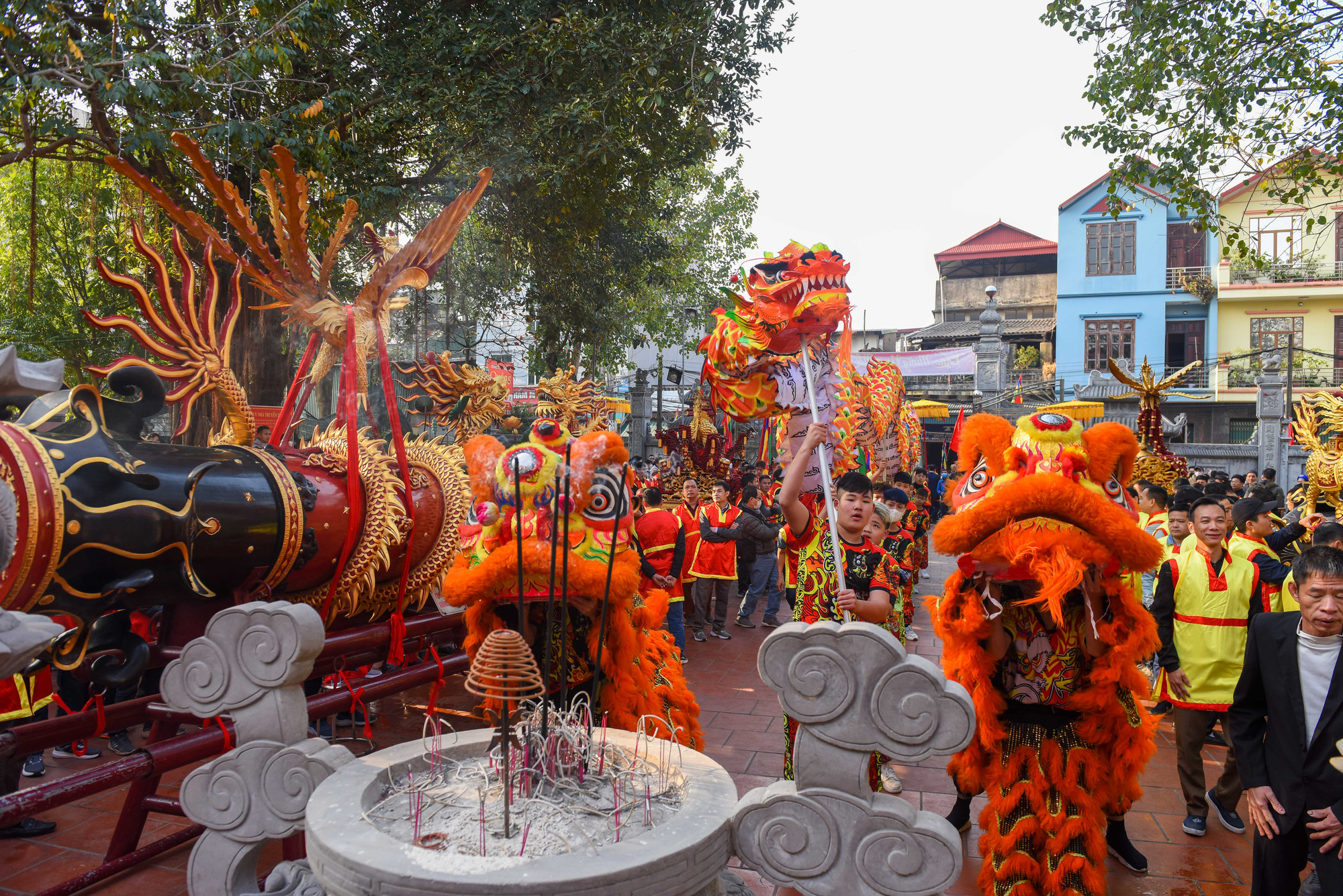 Mùng 4 là lễ rước pháo ra đình để hội quân, sau lễ thờ thành hoàng làng là phần hấp dẫn nhất của lễ hội là đốt 4 quả pháo (để khích lệ tinh thần quân lính xưa kia).