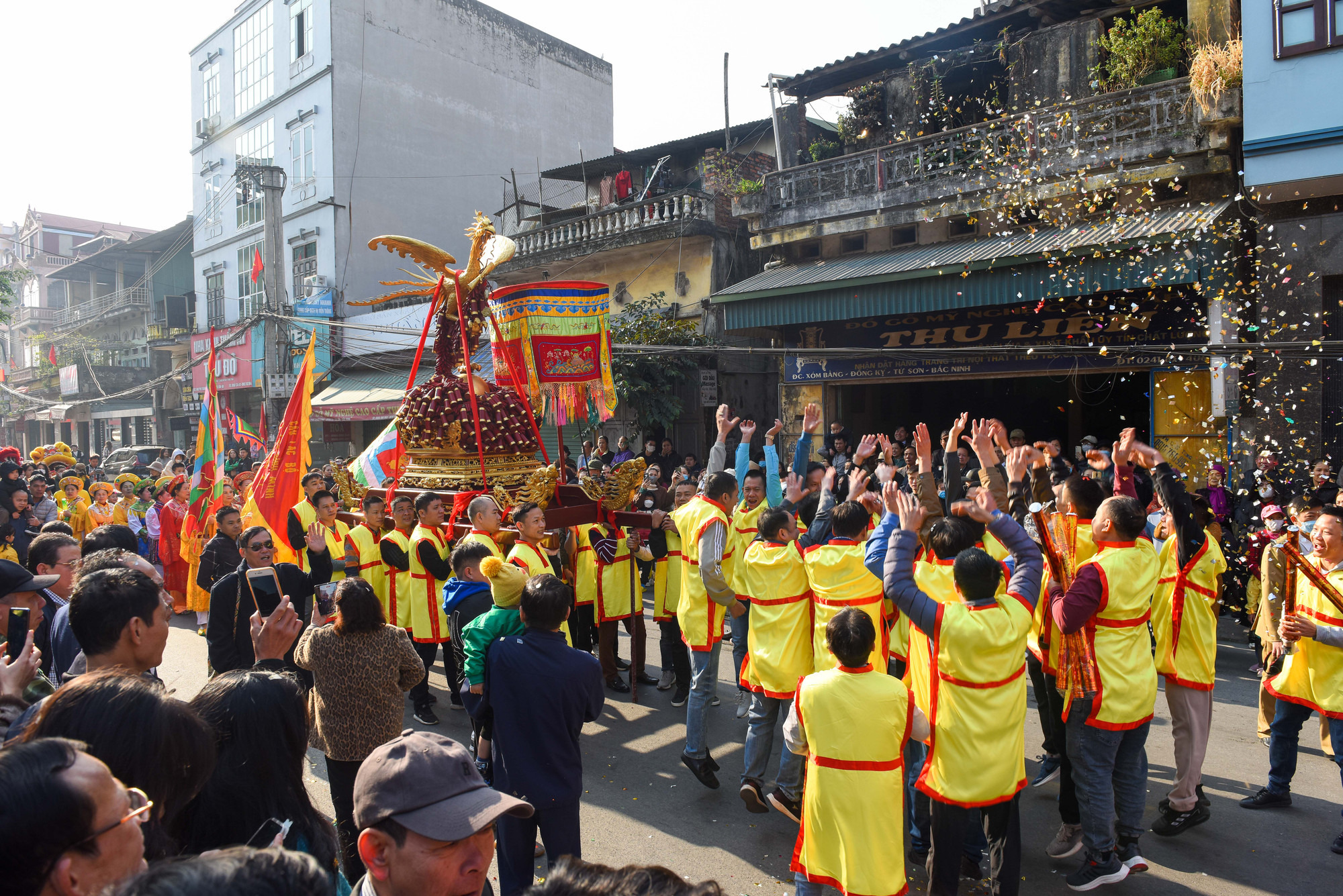 Sau mỗi hồi trống, các thanh niên reo hò vang dội “mừng pháo Nhất", "mừng pháo Nhì” tượng trưng cho tiếng pháo, mang đến không khí sôi động cho người dân tham dự lễ hội.