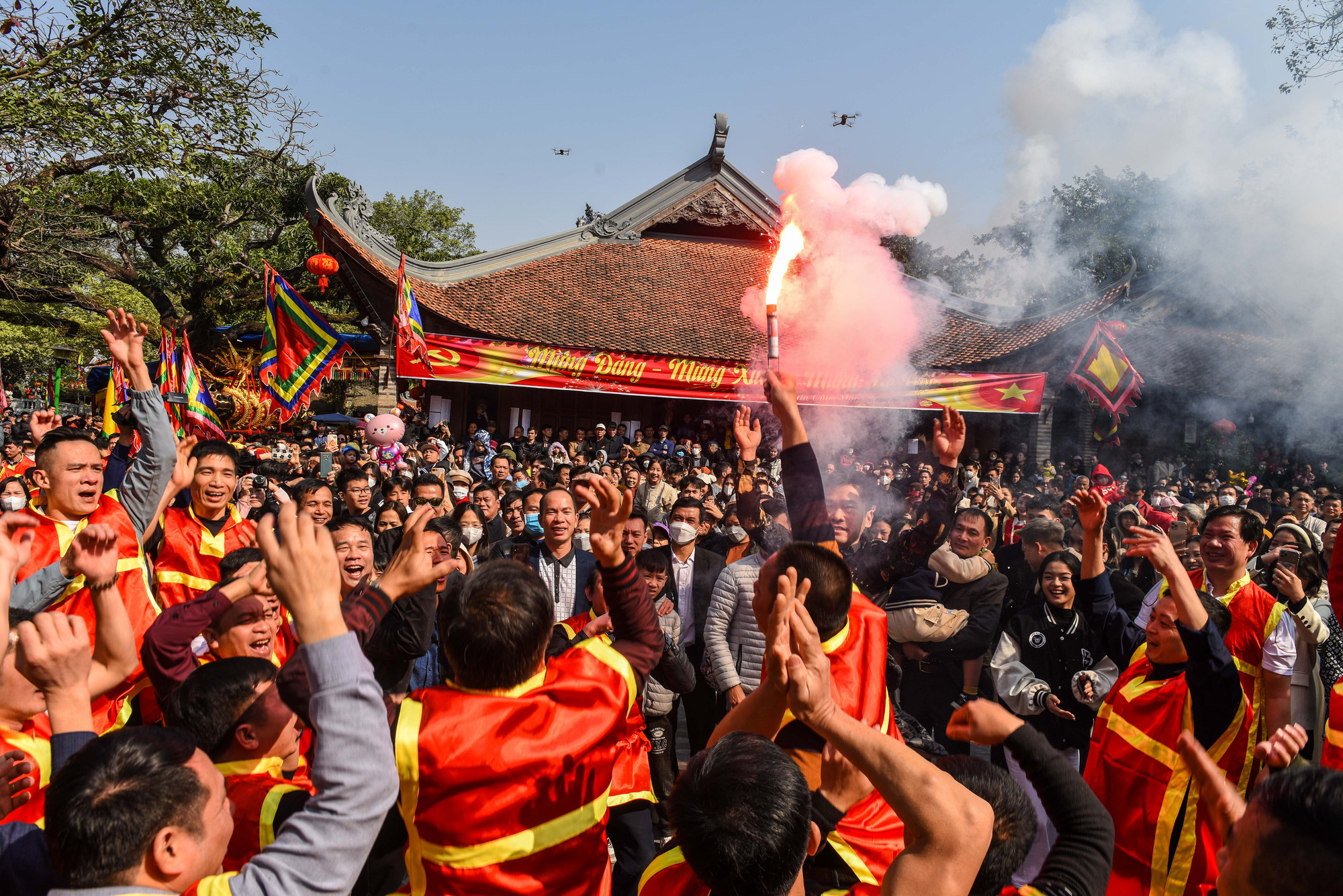 Phía sân trong, thanh niên trong làng chia làm 4 giáp, thay trang phục bằng quần và đai vải đỏ như trai tráng chuẩn bị ra trận xưa kia.