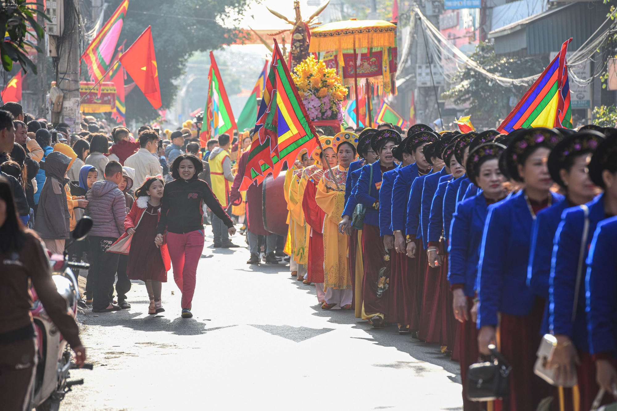 Người dân nơi đây được hoà cùng không khí náo nhiệt của lễ hội, ai nấy cũng phấn khởi, vui tươi.