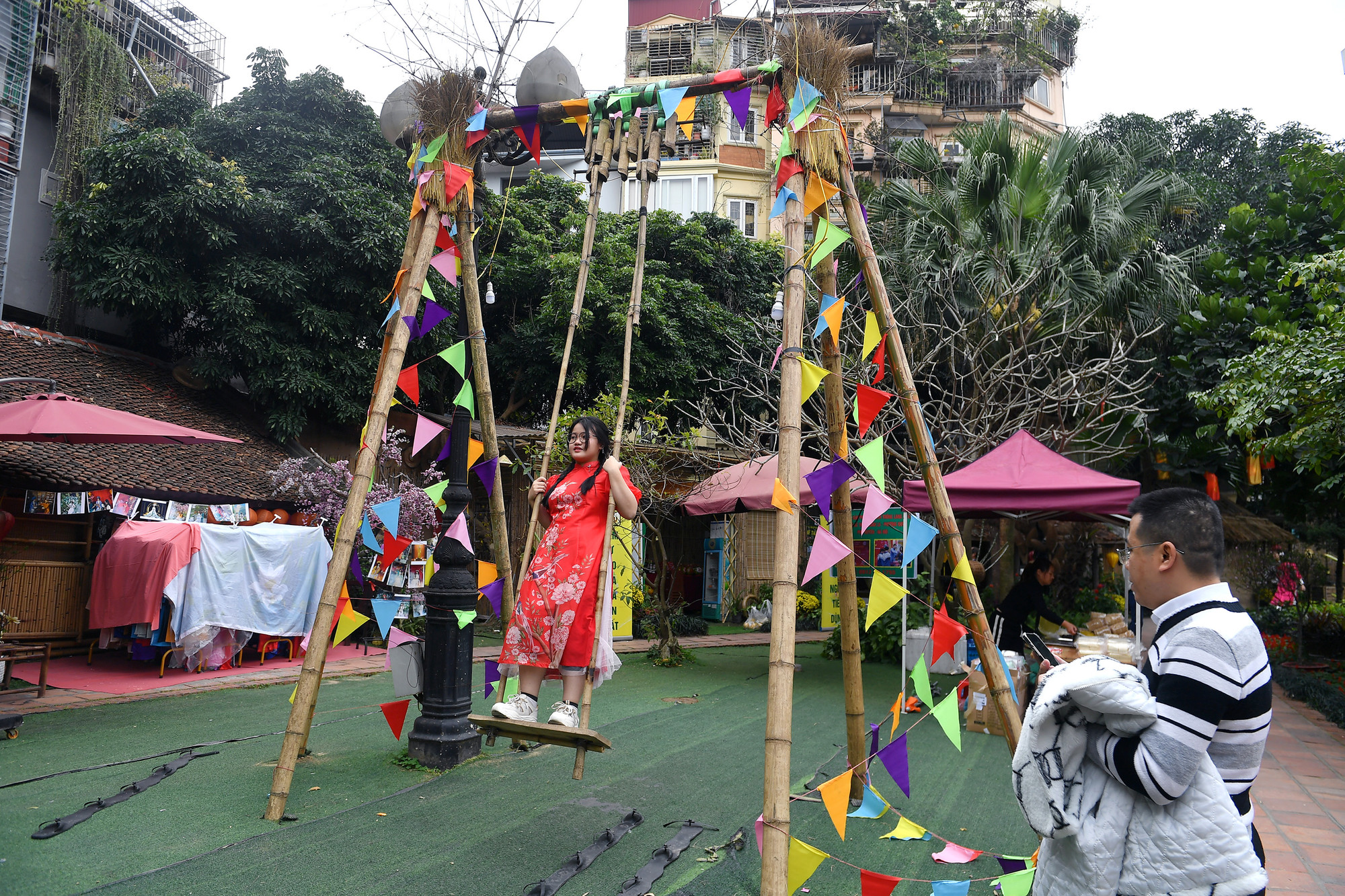 [Ảnh] Người Hà Nội rộn ràng du xuân ảnh 15