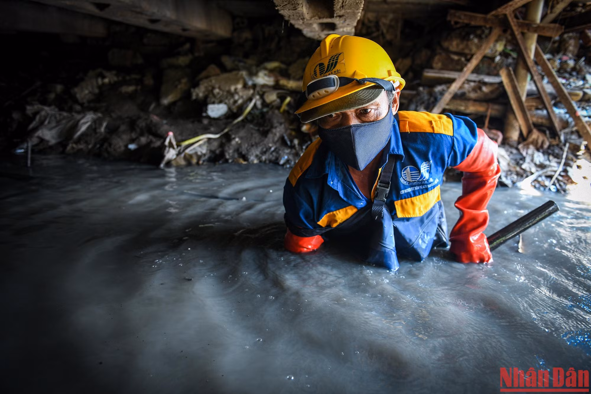 Rác "lặn sâu" dưới đáy bùn đục ngầu khiến ông Công phải cố hết sức để có thể khơi thông dòng chảy. Làm việc trong môi trường thế này, việc "nếm thử" nước cống, hít mùi cống... là việc khó tránh... Rác "lặn sâu" dưới đáy bùn đục ngầu khiến ông Công phải cố hết sức để có thể khơi thông dòng chảy. Làm việc trong môi trường thế này, việc "nếm thử" nước cống, hít mùi cống... là việc khó tránh...