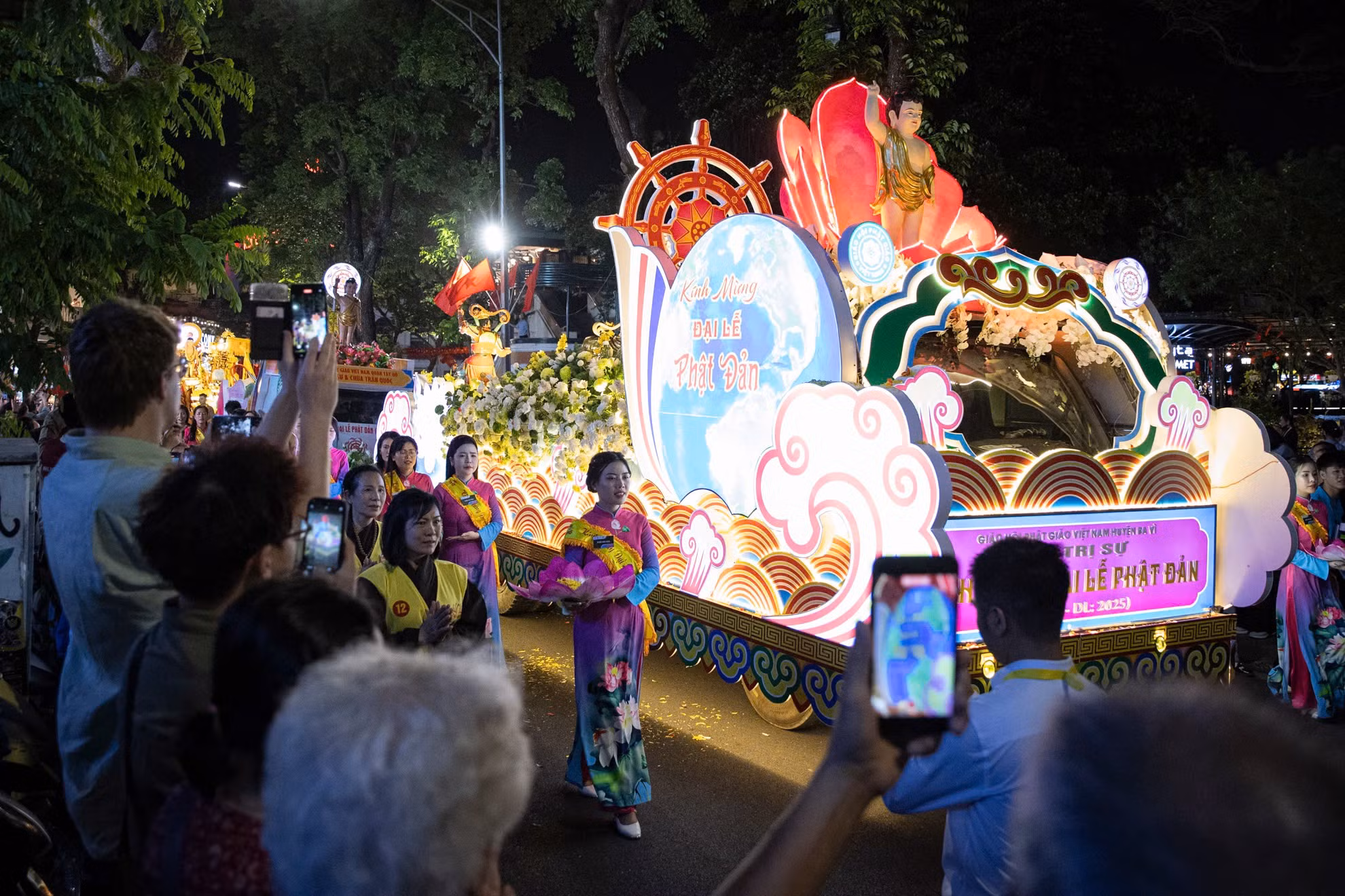 Lung linh đoàn rước xá lợi Đức Phật trên các con phố