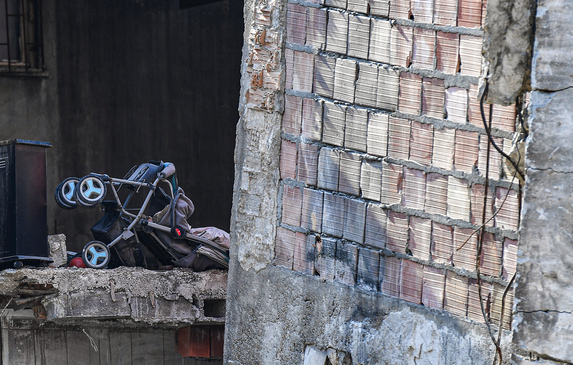 Chiếc xe nôi nằm trên tầng 3 của một toà nhà tại Kurtulus. Trong trận động đất ngày 6/2, không ít trẻ em cũng là nạn nhân.