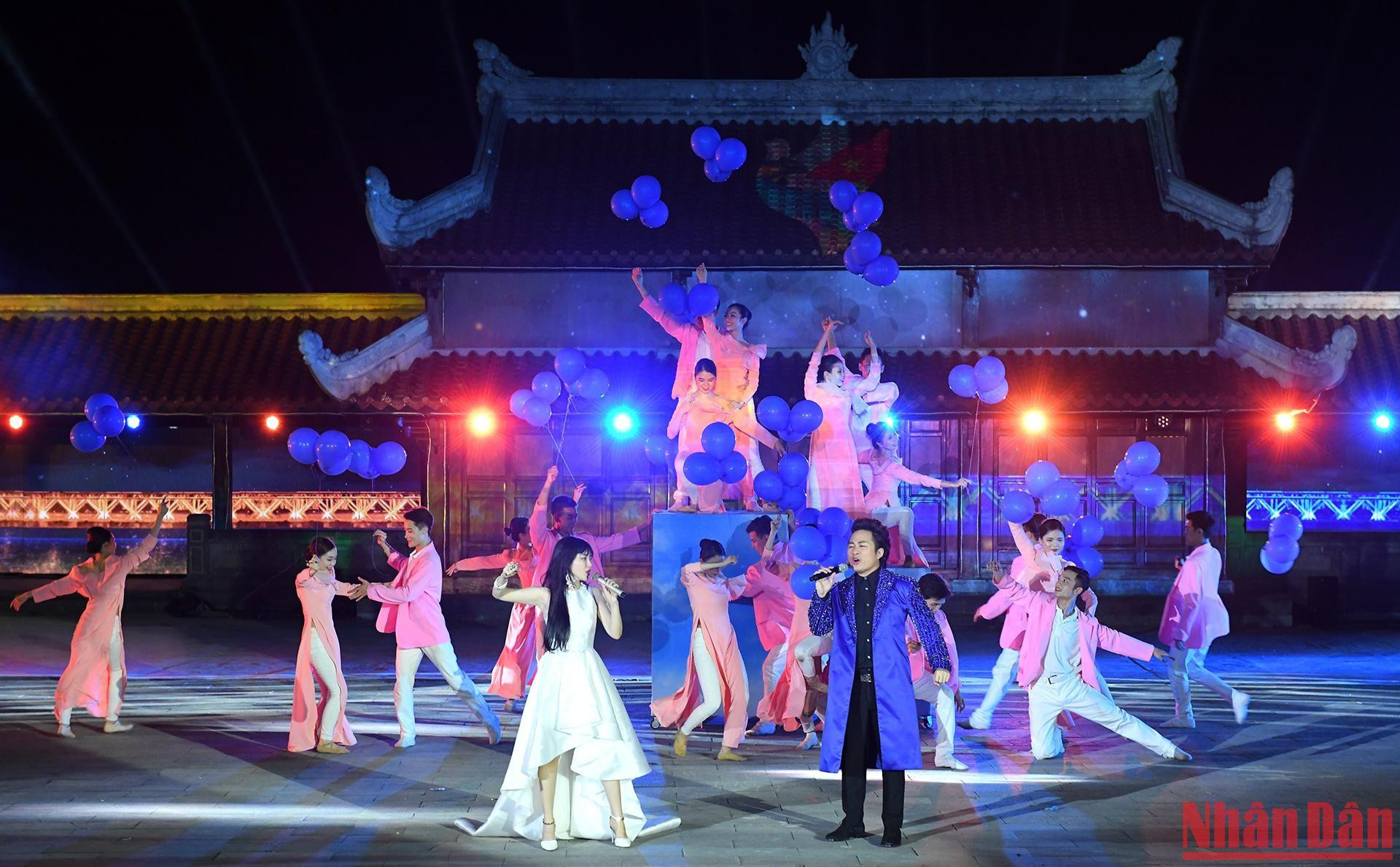 Chương trình nghệ thuật với sự góp mặt của các nghệ sĩ nổi tiếng trên cả nước.