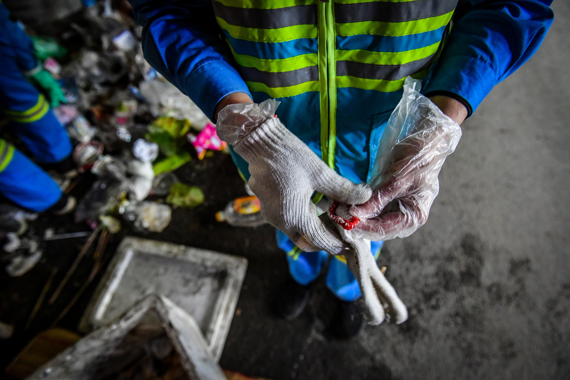 Đi tới 2 lớp găng tay nhưng vẫn không thấy ấm hơn là bao nhiêu. Đi tới 2 lớp găng tay nhưng vẫn không thấy ấm hơn là bao nhiêu.