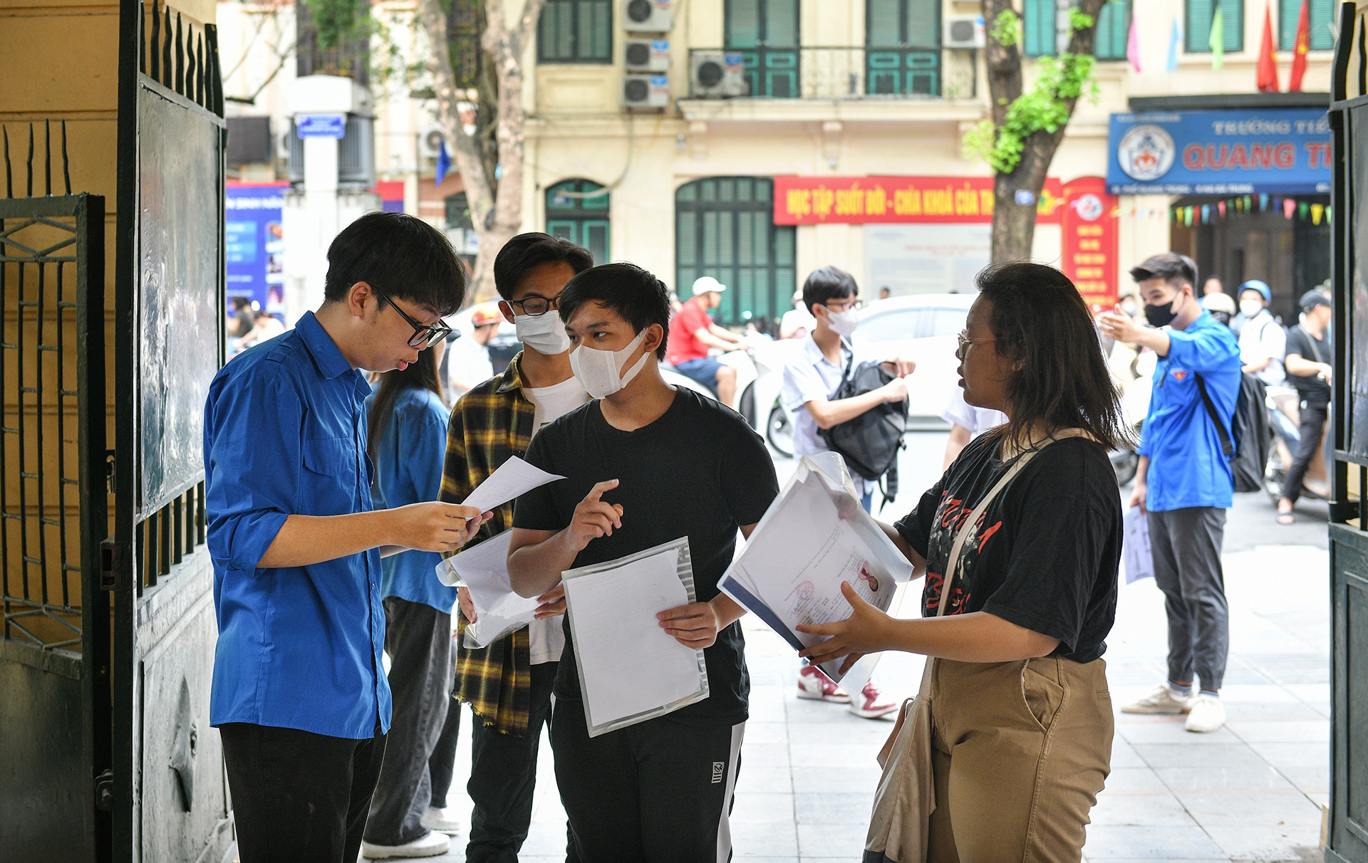 [Ảnh] Học sinh Hà Nội làm thủ tục dự thi tuyển sinh vào lớp 10 ảnh 1