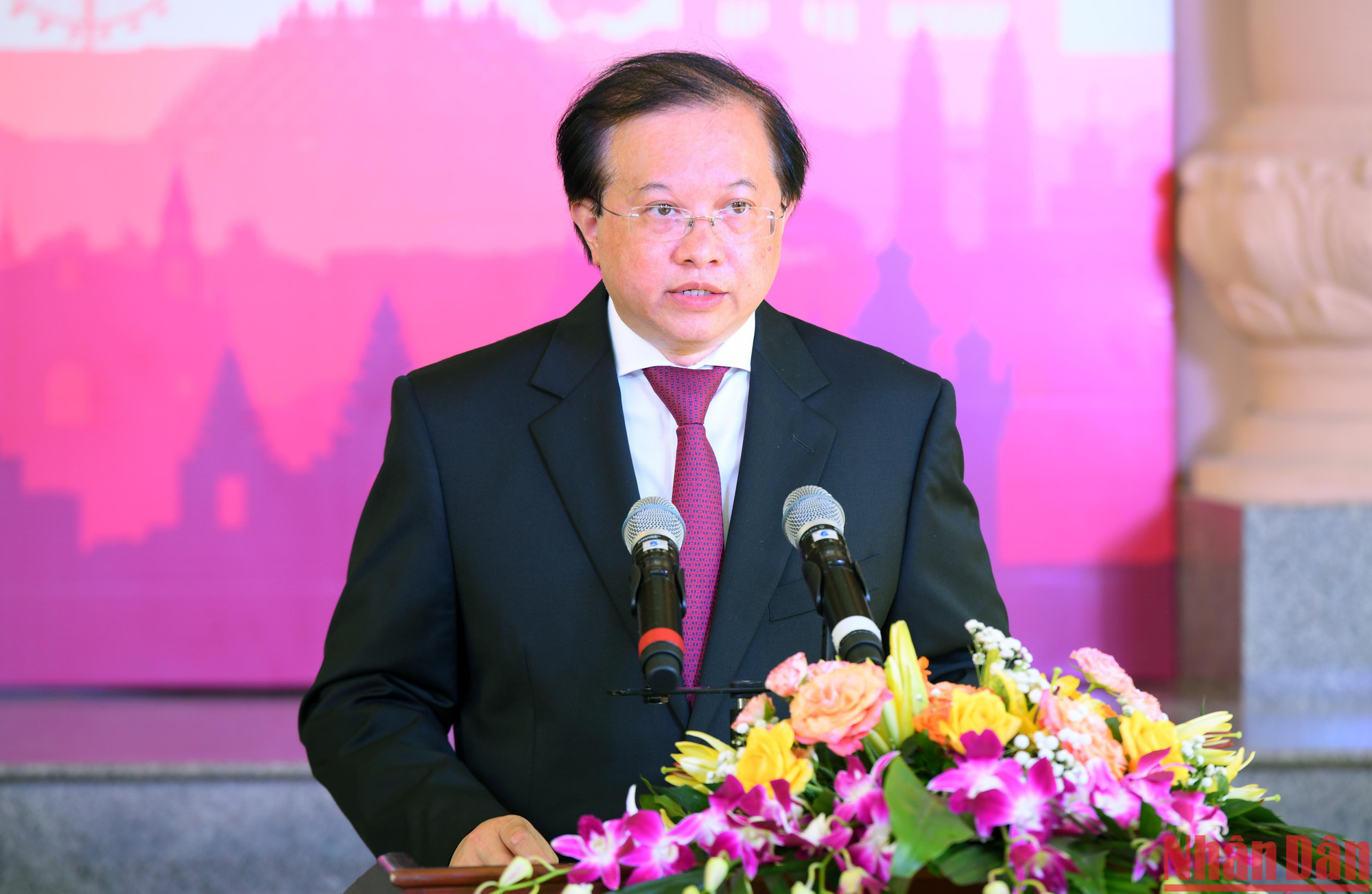Thứ trưởng Bộ Văn hóa, Thể thao và Du lịch Tạ Quang Đông phát biểu khai mạc triển lãm.
