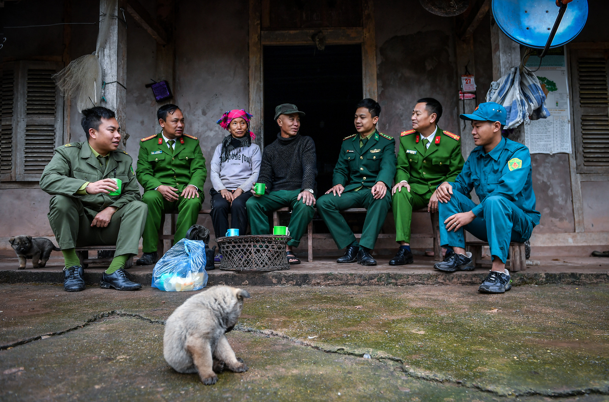 Công an tỉnh Điện Biên đã phối hợp các sở, ngành triển khai thực hiện làm sạch dữ liệu chuyên ngành và cập nhật thông tin vào hệ thống Cơ sở dữ liệu quốc gia về dân cư. Kết quả, đã hoàn thành 100% việc cập nhật, bổ sung thông tin vào hệ thống đối với 90.255 dữ liệu hội viên Hội Nông dân, 45.454 dữ liệu hội viên Hội Người cao tuổi, 18.075 dữ liệu hội viên Hội Cựu chiến binh, 76.734 dữ liệu hội viên Hội Chữ thập đỏ, 1.056 dữ liệu người có công, 387.624 dữ liệu người lao động và 108.748 dữ liệu phương tiện giao thông...