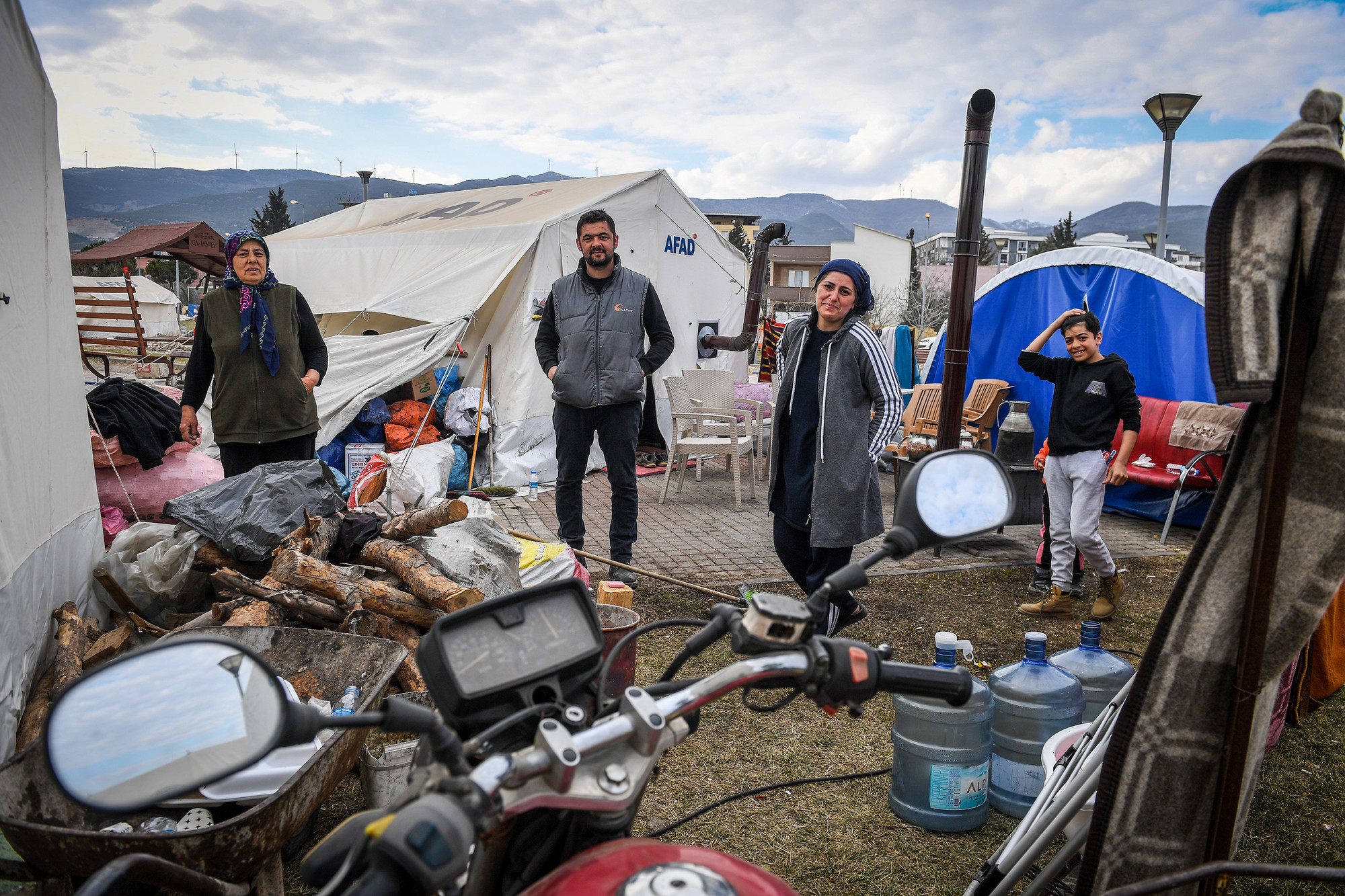 Tất cả những vật dụng quý giá còn lại của gia đình nhỏ này đều được tập hợp tại khu đất trống sau mái lều của họ.