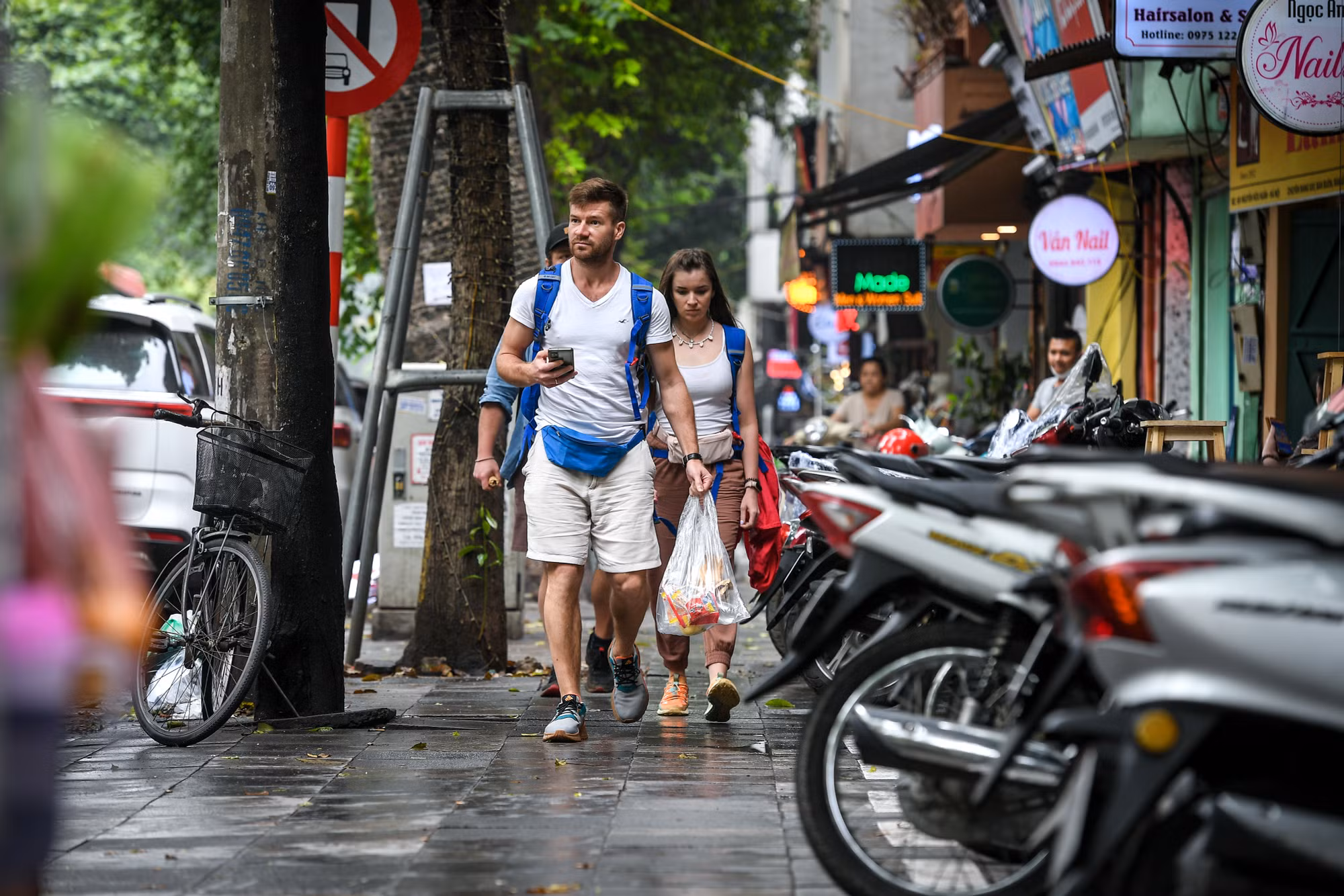 Sau hơn 1 tháng ra quân, vỉa hè nhiều tuyến phố đã thực sự được giành lại cho người đi bộ.