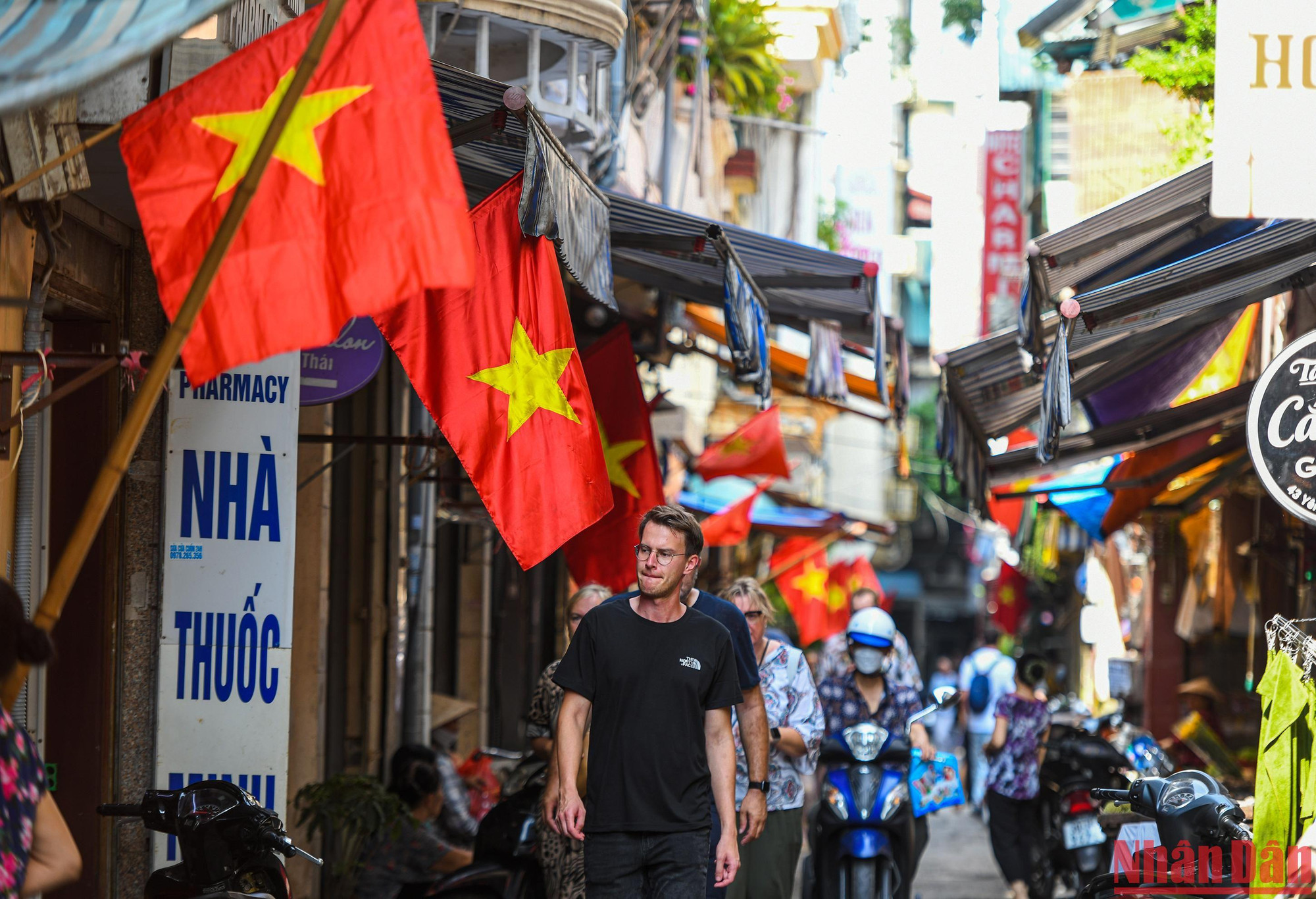 Du khách nước ngoài đến du lịch tại Thủ đô khá thích thú với hình ảnh tràn ngập cờ Tổ quốc.