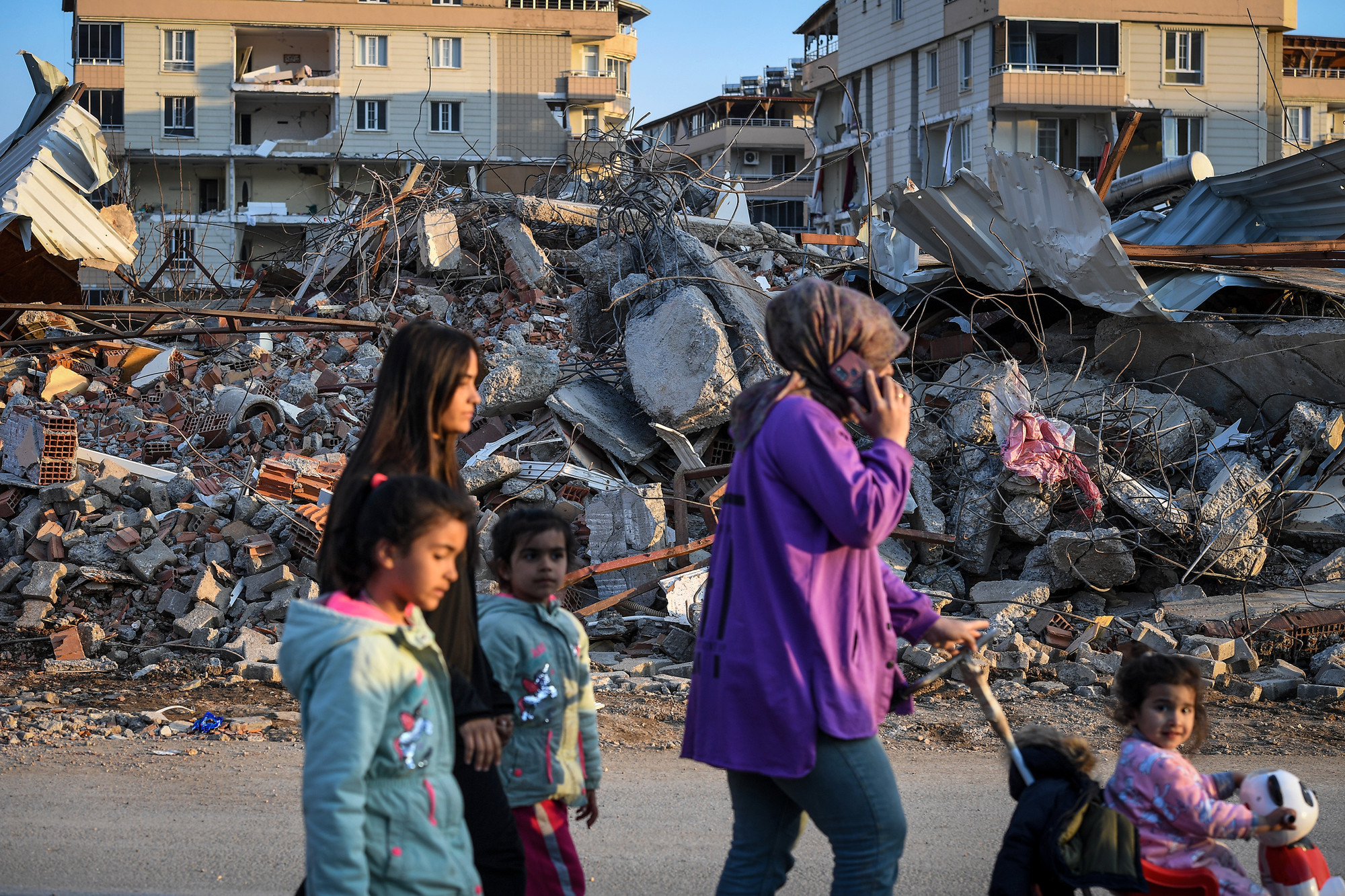 Những đứa trẻ trong thành phố "lều trại"