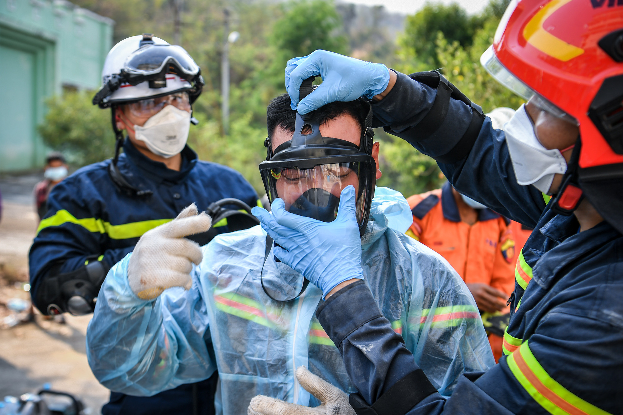 Để tránh mùi tại hiện trường, các cán bộ chiến sĩ được trang bị thêm mặt nạ, áo mưa mỗi khi tiếp cận được thi thể các nạn nhân.