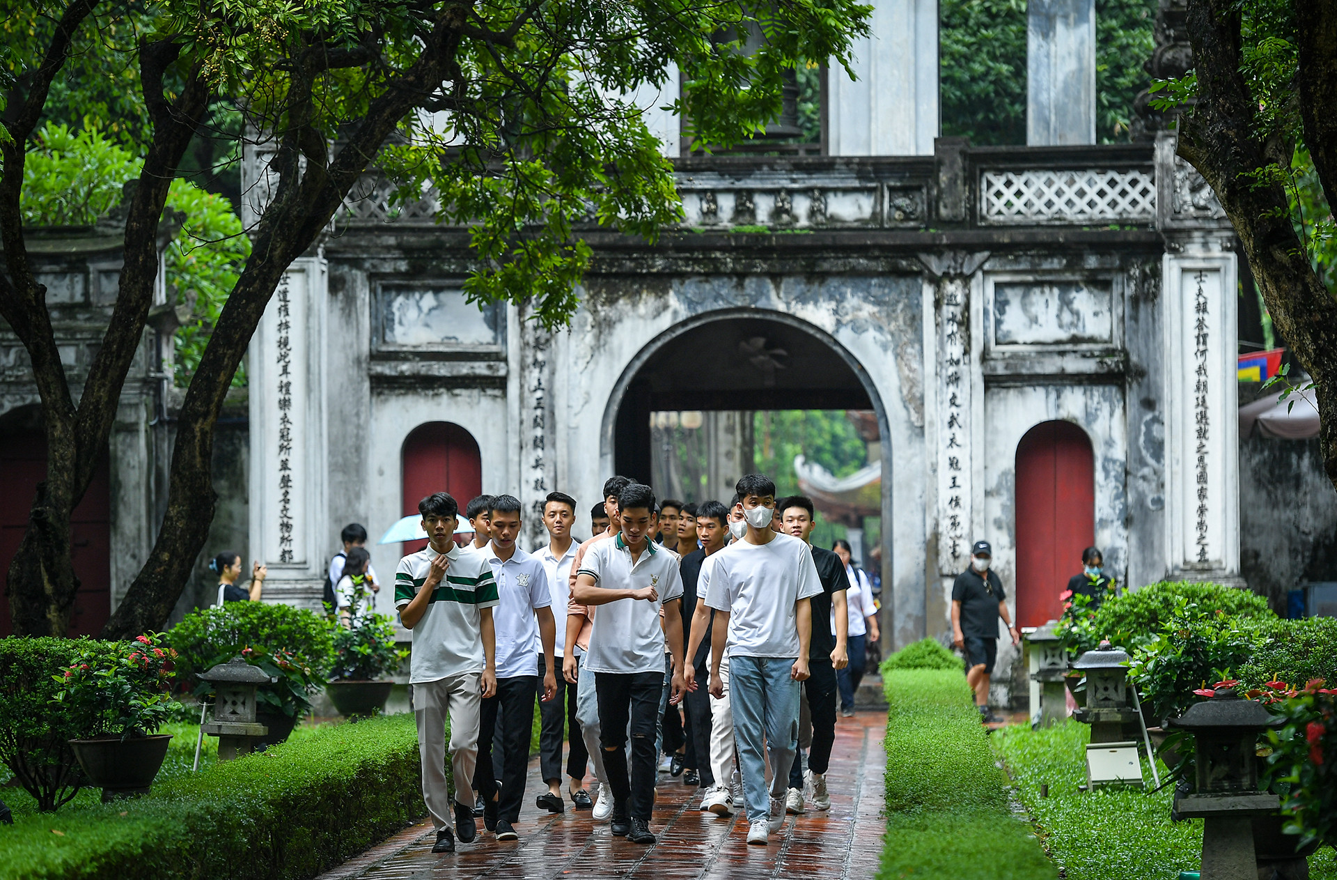 [Ảnh] Sĩ tử đến Văn Miếu cầu may trước kỳ thi tốt nghiệp THPT ảnh 1