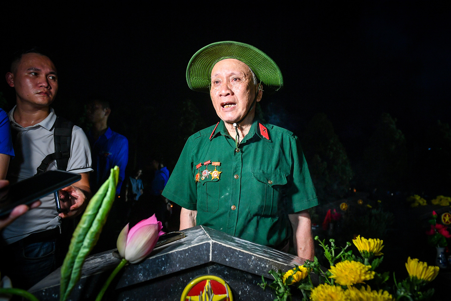 Ông Nguyễn Thế Ngọc, 78 tuổi là cựu chiến binh của Sư đoàn 308, hằng năm đều đến nghĩa trang thắp hương cho người nhà cũng như các Anh hùng liệt sĩ đã nằm xuống yên nghỉ tại đây.