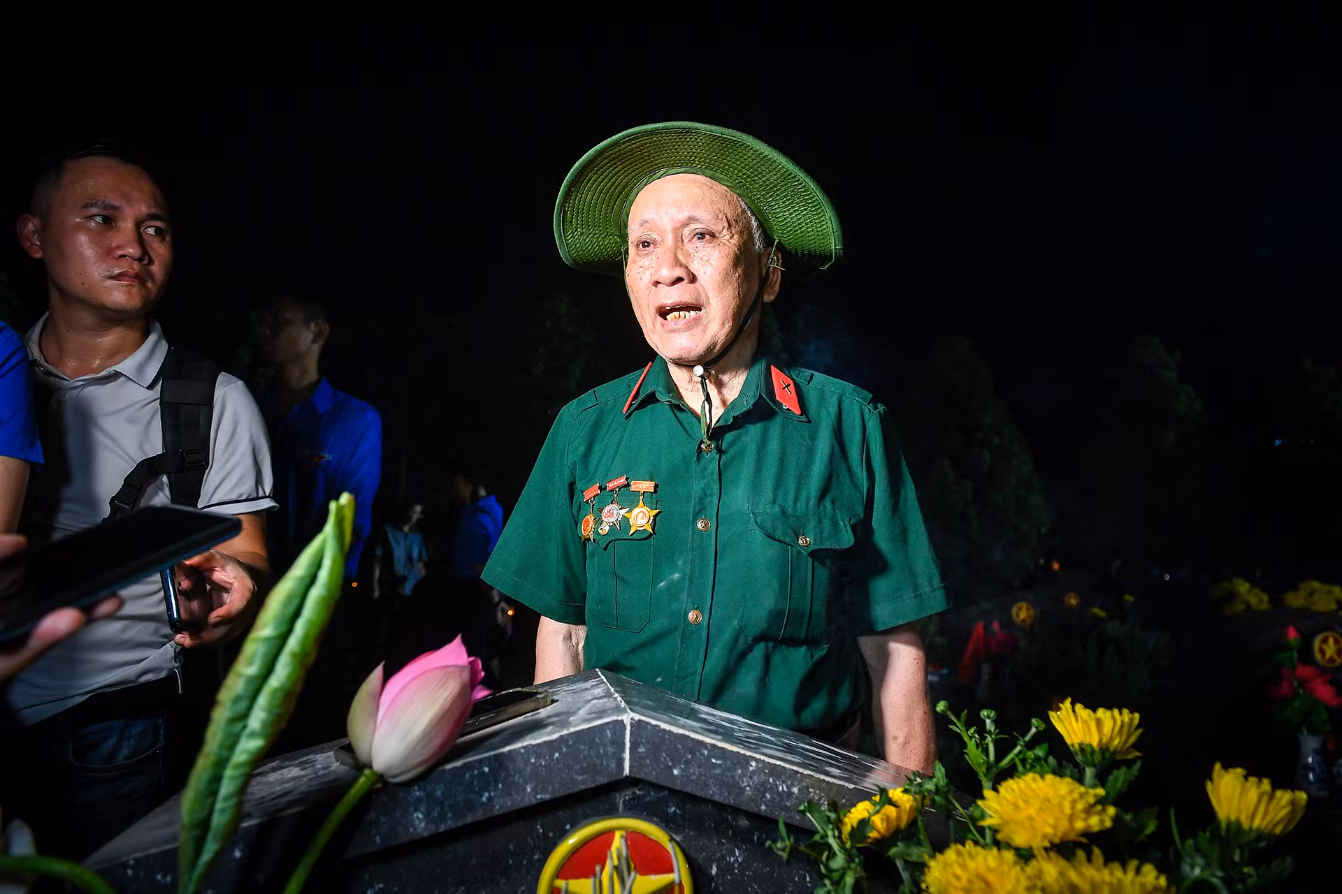 Ông Nguyễn Thế Ngọc, 78 tuổi là cựu chiến binh của Sư đoàn 308, hằng năm đều đến nghĩa trang thắp hương cho người nhà cũng như các Anh hùng liệt sĩ đã nằm xuống yên nghỉ tại đây.