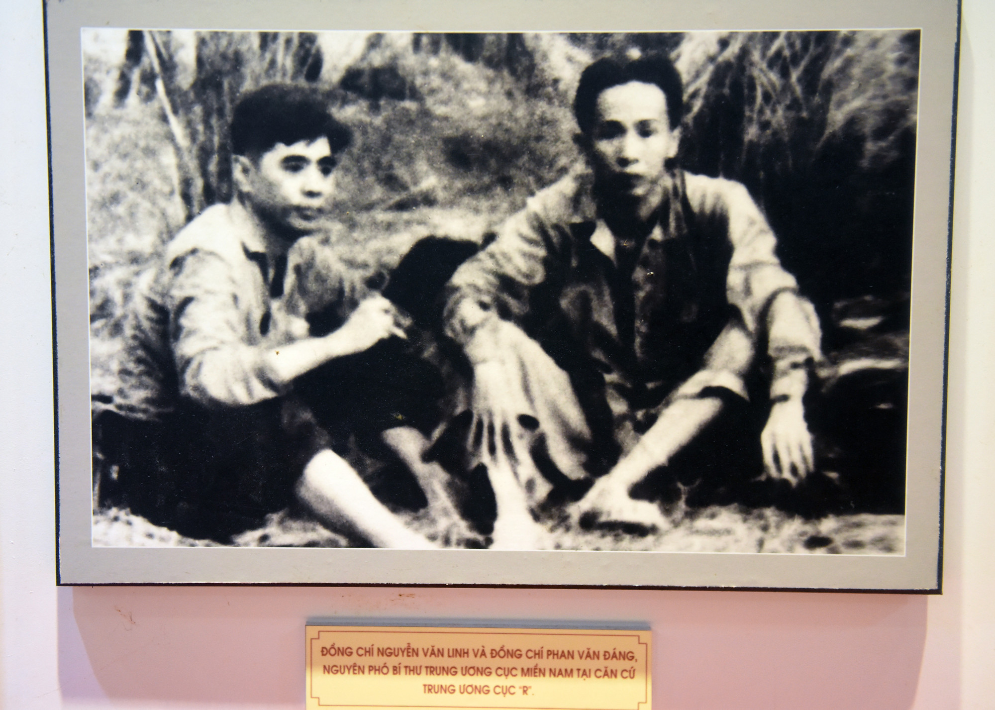 Đồng chí Nguyễn Văn Linh và đồng chí Phan Văn Đáng, nguyên Phó Bí thư Trung ương Cục miền nam tại căn cứ Trung ương cục R. Đồng chí Nguyễn Văn Linh và đồng chí Phan Văn Đáng, nguyên Phó Bí thư Trung ương Cục miền nam tại căn cứ Trung ương cục R.