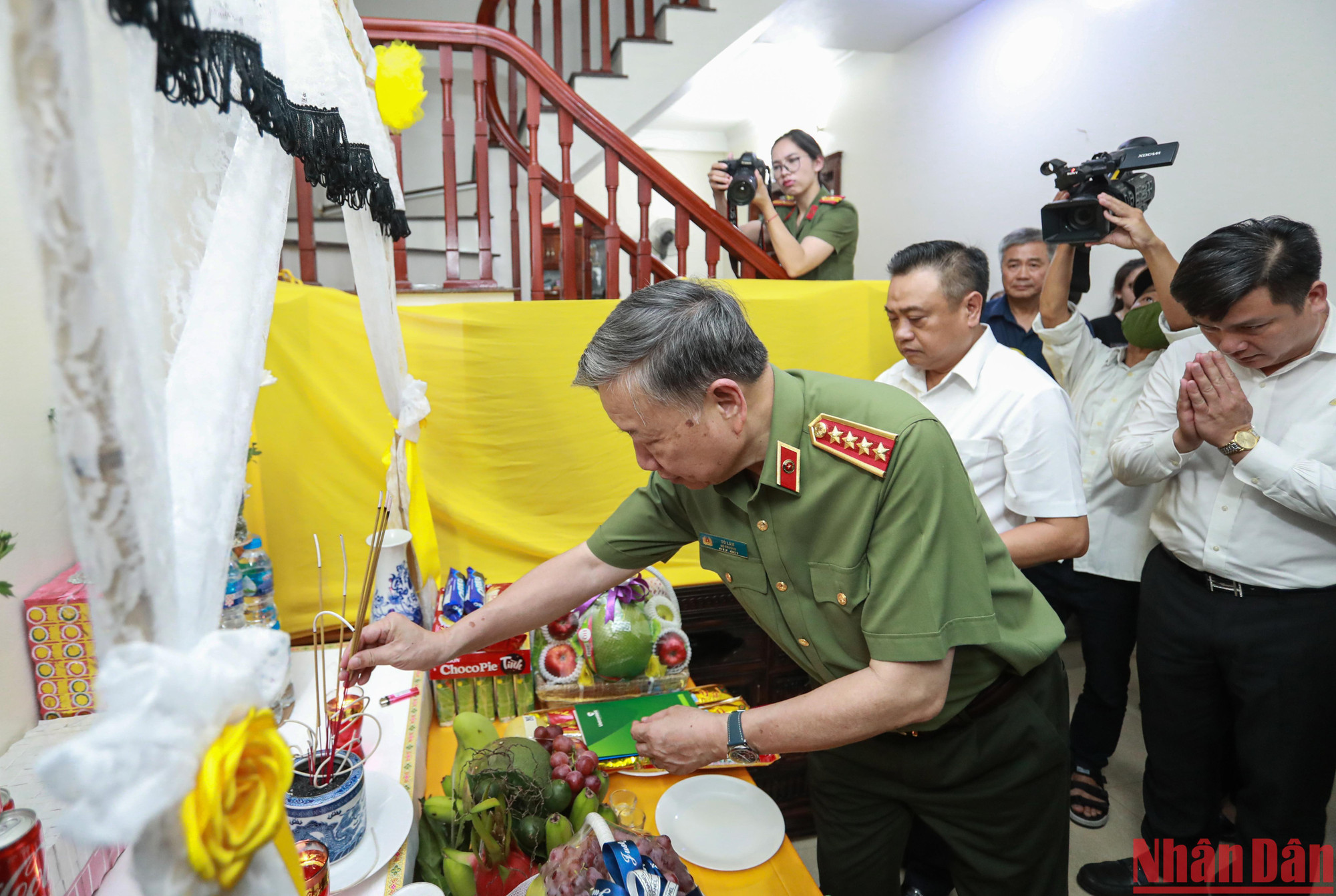 Bộ trưởng Công an thắp hương tưởng nhớ Thượng úy Đỗ Đức Việt.