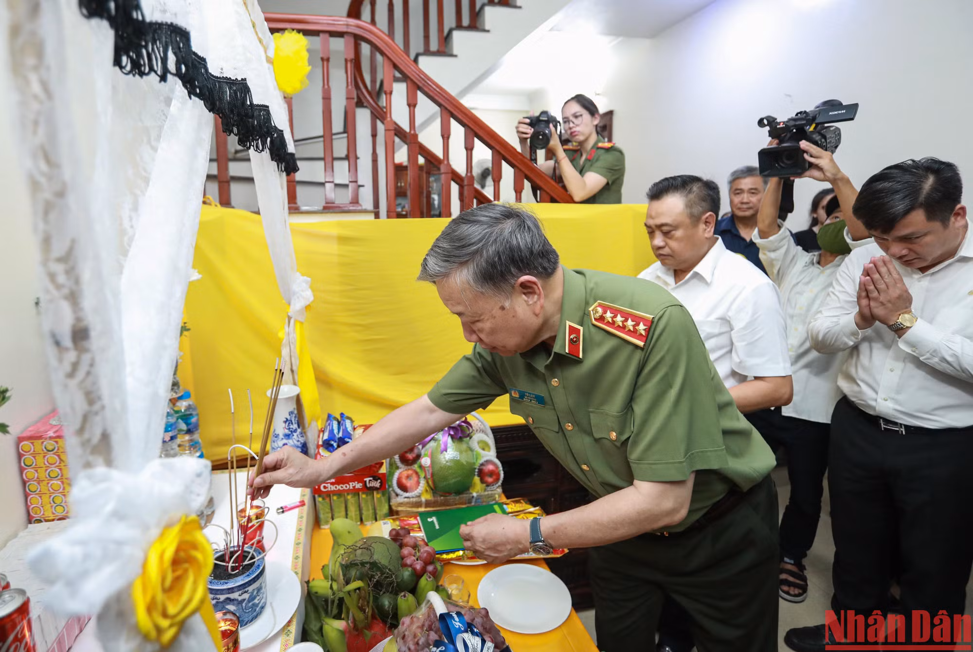 Bộ trưởng Công an thắp hương tưởng nhớ Thượng úy Đỗ Đức Việt.