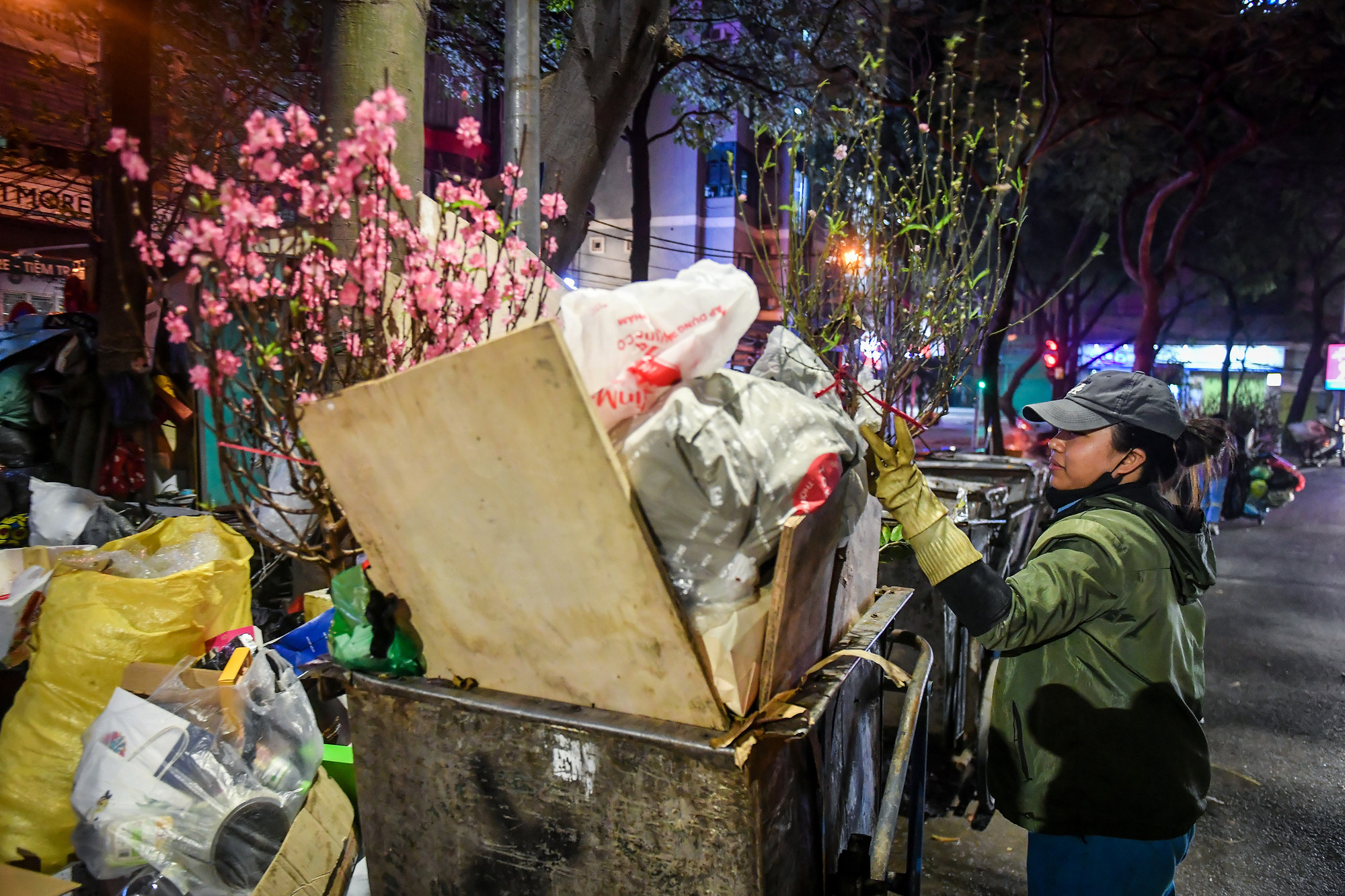 Trong đợt cao điểm phục vụ Tết Nguyên đán, Tổ môi trường 5 đã quen dần với nhịp làm việc muộn. “Đêm 30, công việc sẽ còn nhiều hơn nữa. Nhưng anh chị em làm mãi rồi nên cũng thành quen”, vừa cặm cụi quét đường, chị Quang vừa kể.
