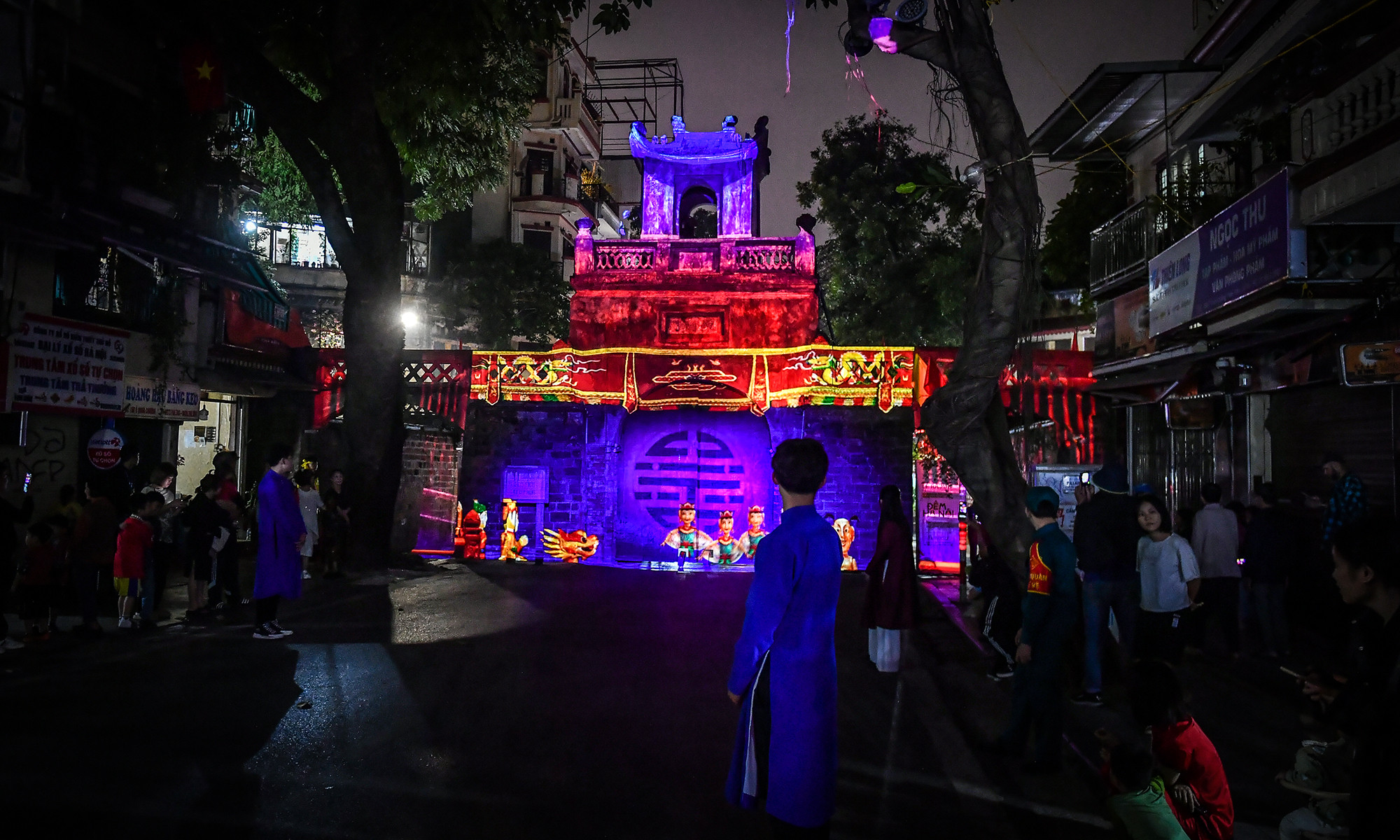 Đúng 20 giờ tối 24/11/2023, Lễ ra mắt sản phẩm du lịch đêm Hà Nội được bắt đầu tại Ô Quan Chưởng (quận Hoàn Kiếm).