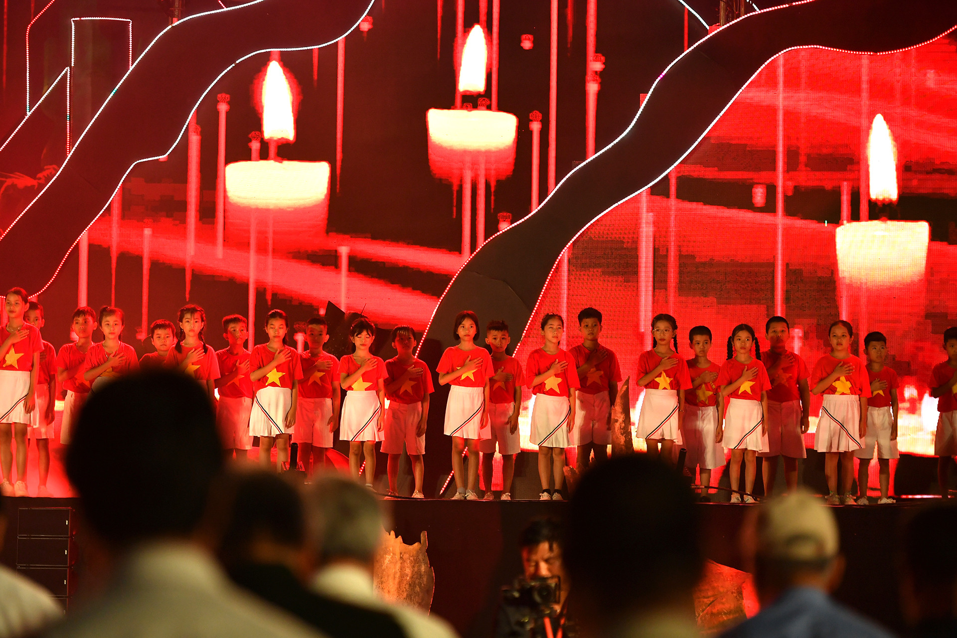 Tất cả đại biểu và các vị khách quý cùng bà con nhân dân cùng đứng lên dành một phút mặc niệm, kính cẩn nghiêng mình trước anh linh các anh hùng liệt sĩ, anh linh 10 nữ liệt sĩ TNXP Ngã ba Đồng Lộc.